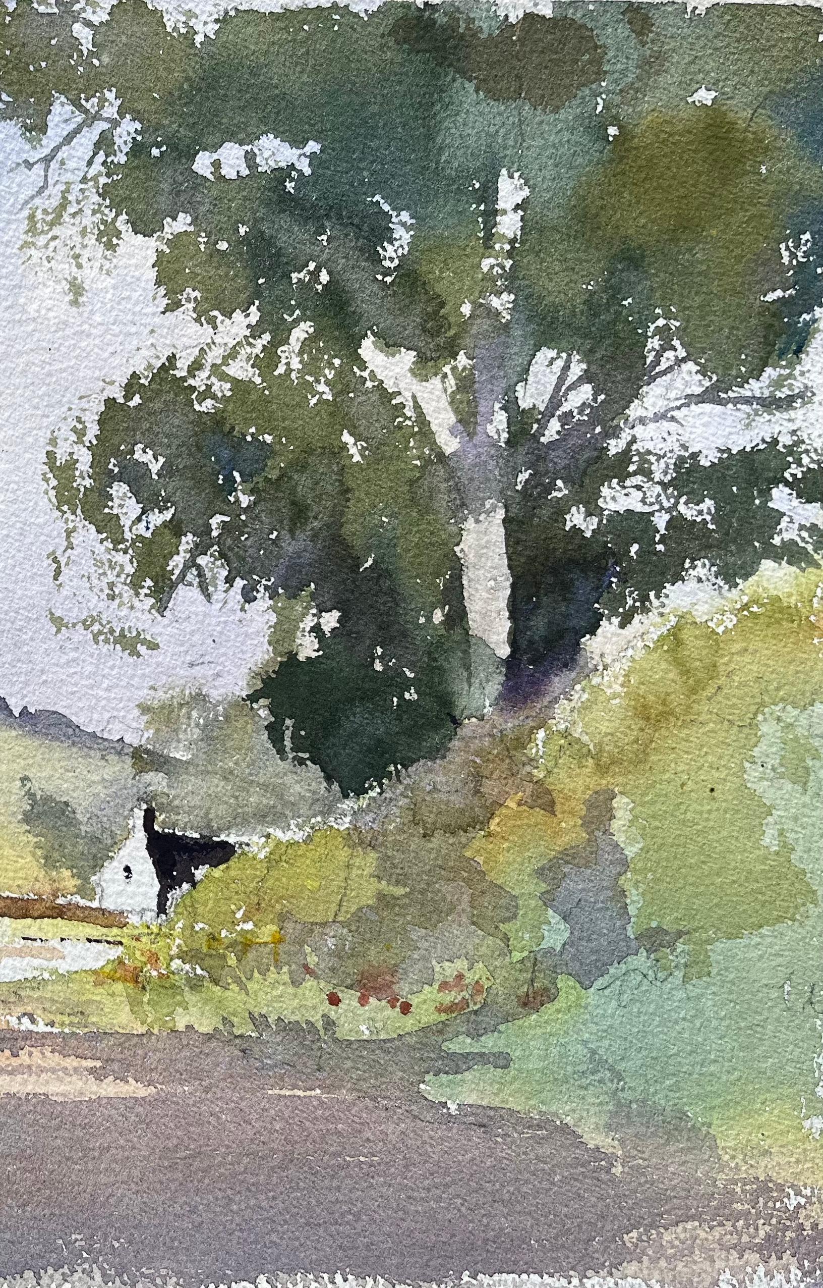 Britisches impressionistisches Aquarell des britischen Impressionismus der Sommerstraße mit grünen Bäumen und Gebäuden (Grau), Landscape Painting, von Anthony Avery