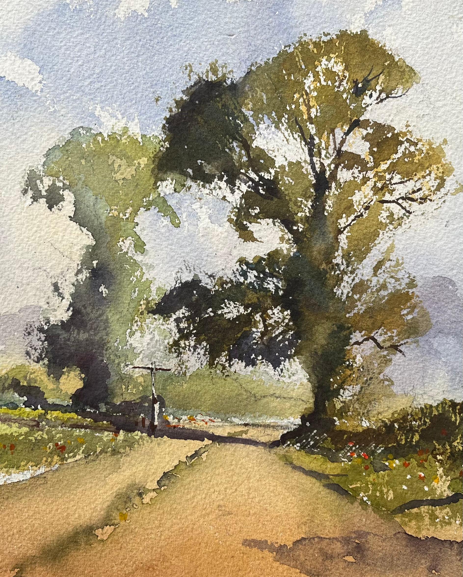 Acuarela impresionista británica de camino rural iluminado por el sol con árboles altos - Landscape Painting Beige de Anthony Avery