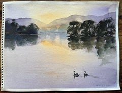 Aquarelle impressionniste britannique représentant des cygnes pailletant au-dessus d'un lac Tranquil au crépuscule