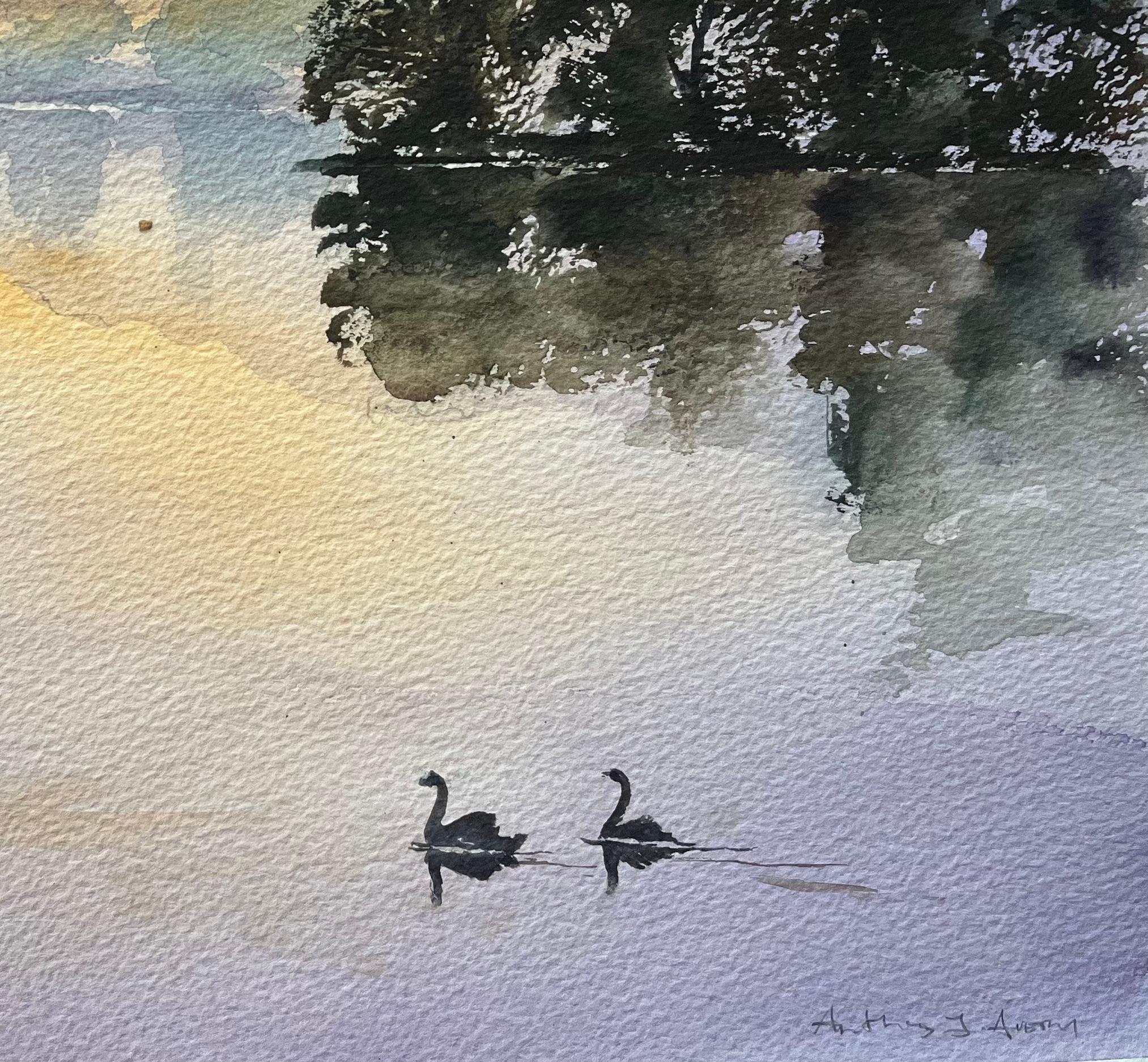 Britisches impressionistisches Aquarell mit Schwanen, die in der Morgendämmerung auf einem Tranquil-See glitzern (Impressionismus), Painting, von Anthony Avery