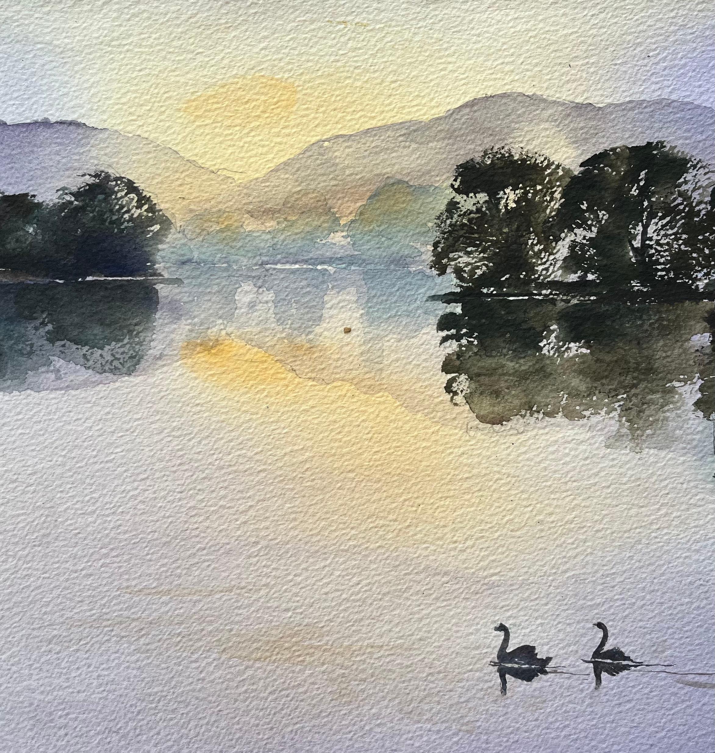 Britisches impressionistisches Aquarell mit Schwanen, die in der Morgendämmerung auf einem Tranquil-See glitzern im Angebot 1