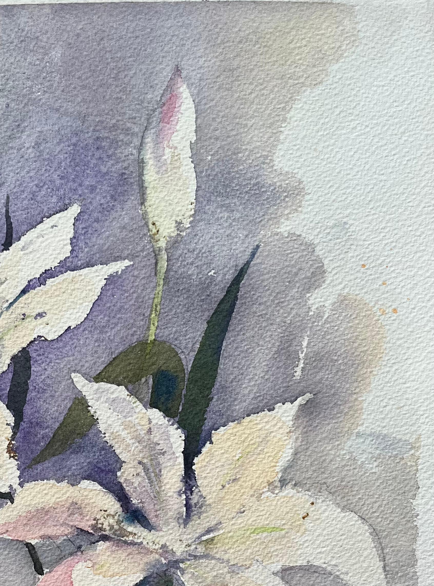 Titel: Aquarell eines britischen Impressionisten mit weißen Lilien auf lavendelfarbenem Hintergrund
Von Anthony Avery (Brite 1946-2023)
Original-Aquarell auf Künstlerpapier, ungerahmt
Unterschrieben: Ja
Abmessungen: 15,25 x 11,25 Zoll (Höhe x