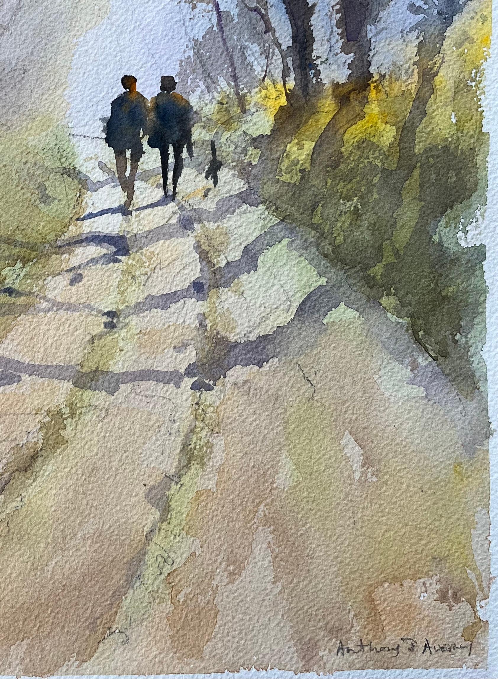 Aquarelle impressionniste britannique d'une promenade dans un bois avec des personnages et un chien - Impressionnisme Painting par Anthony Avery