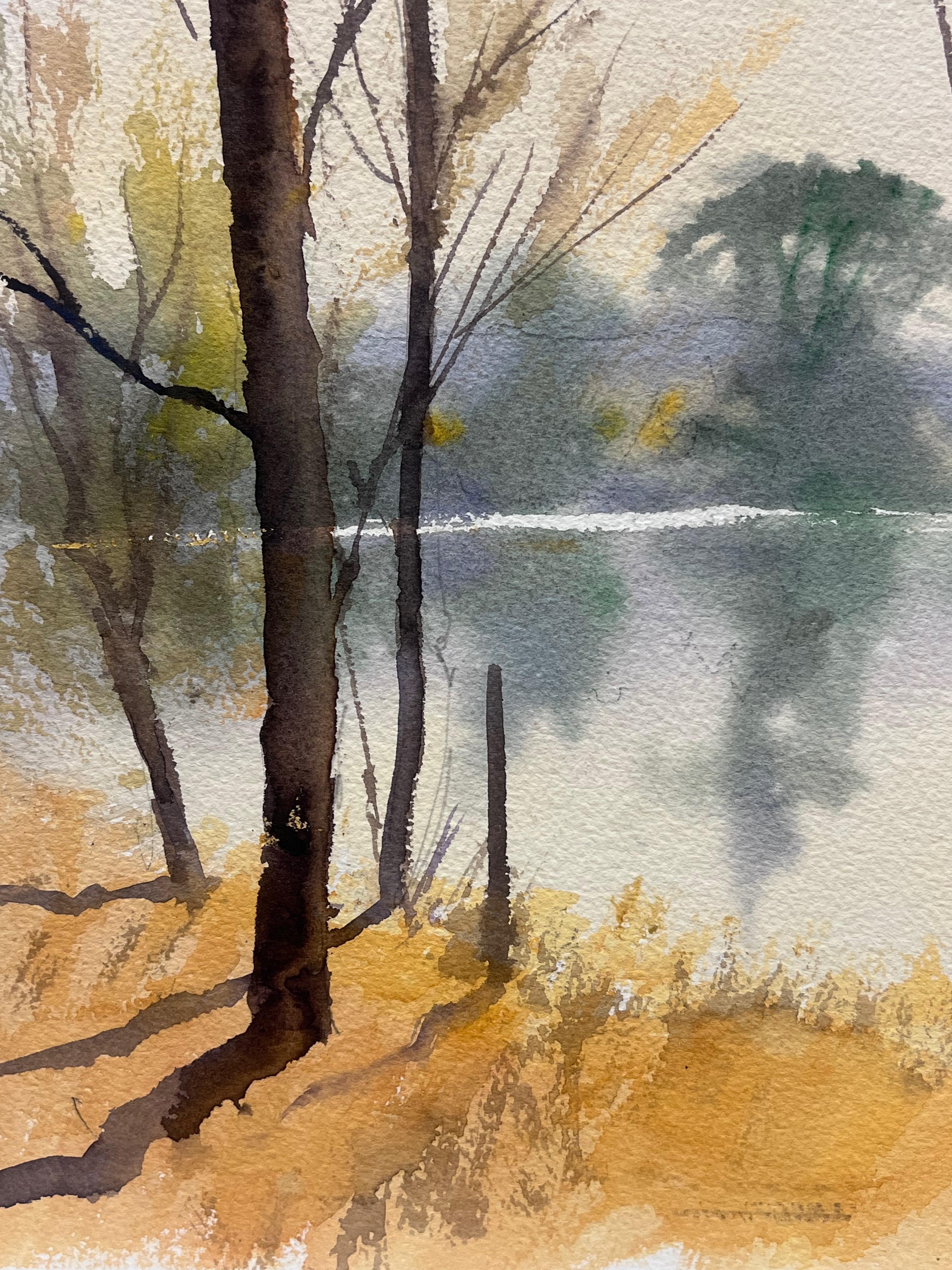 Aquarelle impressionniste britannique originale de l'atmosphère de Misty Lake Woodland View - Impressionnisme Painting par Anthony Avery