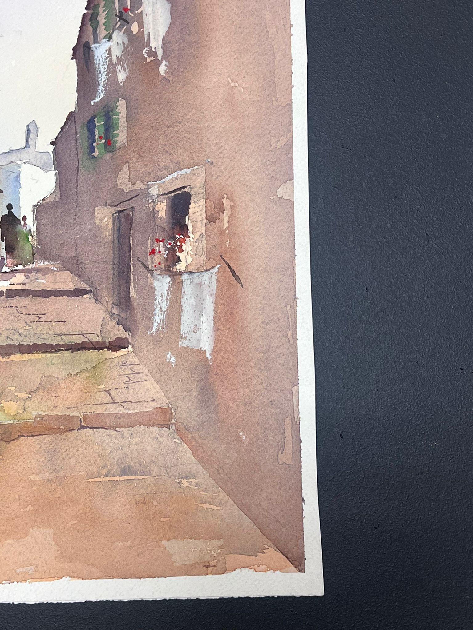 Acquerello impressionista originale britannico Figure che camminano su Sandy Stone Street - Painting Impressionismo di Anthony Avery
