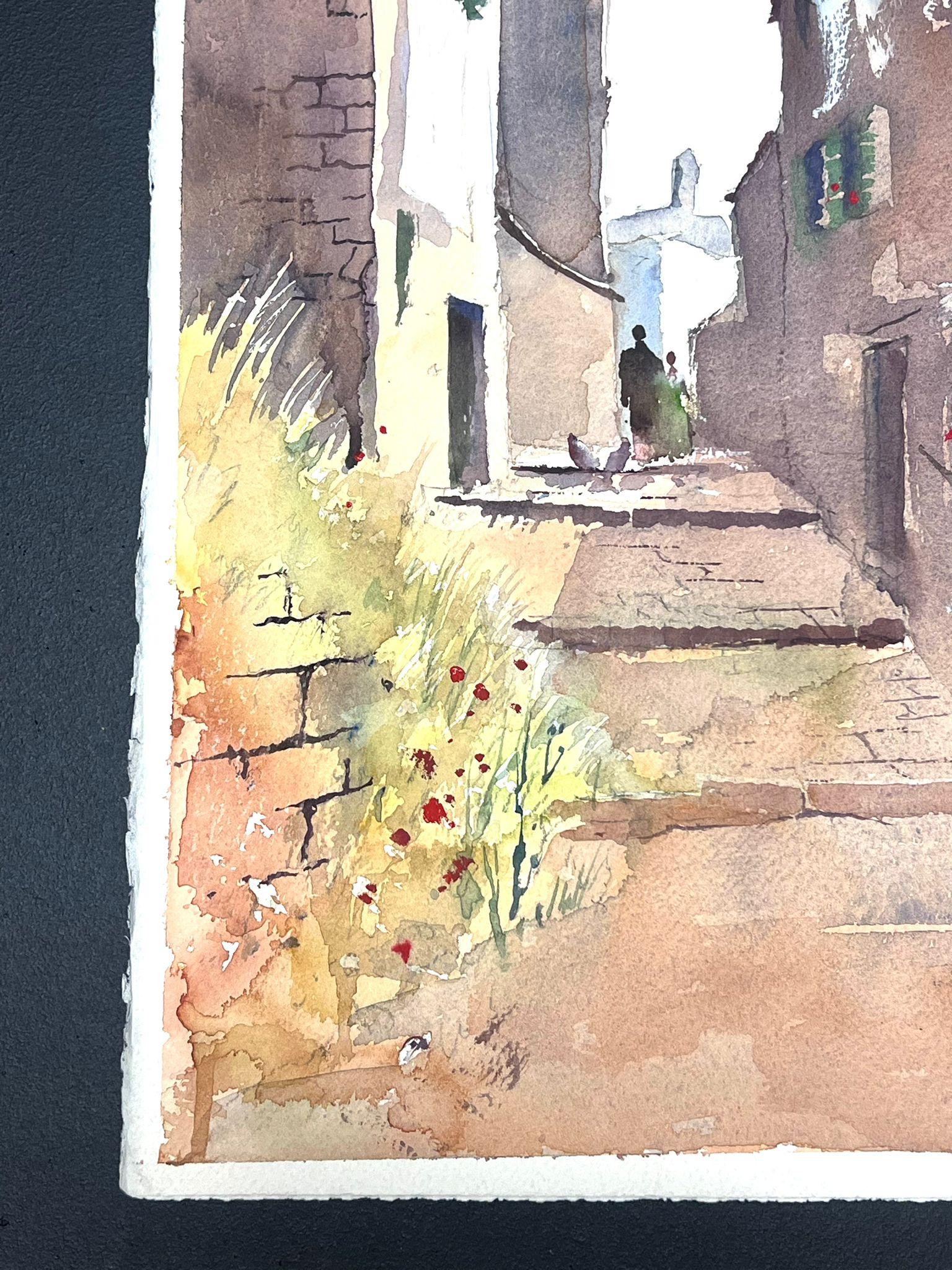 Acquerello impressionista originale britannico Figure che camminano su Sandy Stone Street - Landscape Painting Beige di Anthony Avery