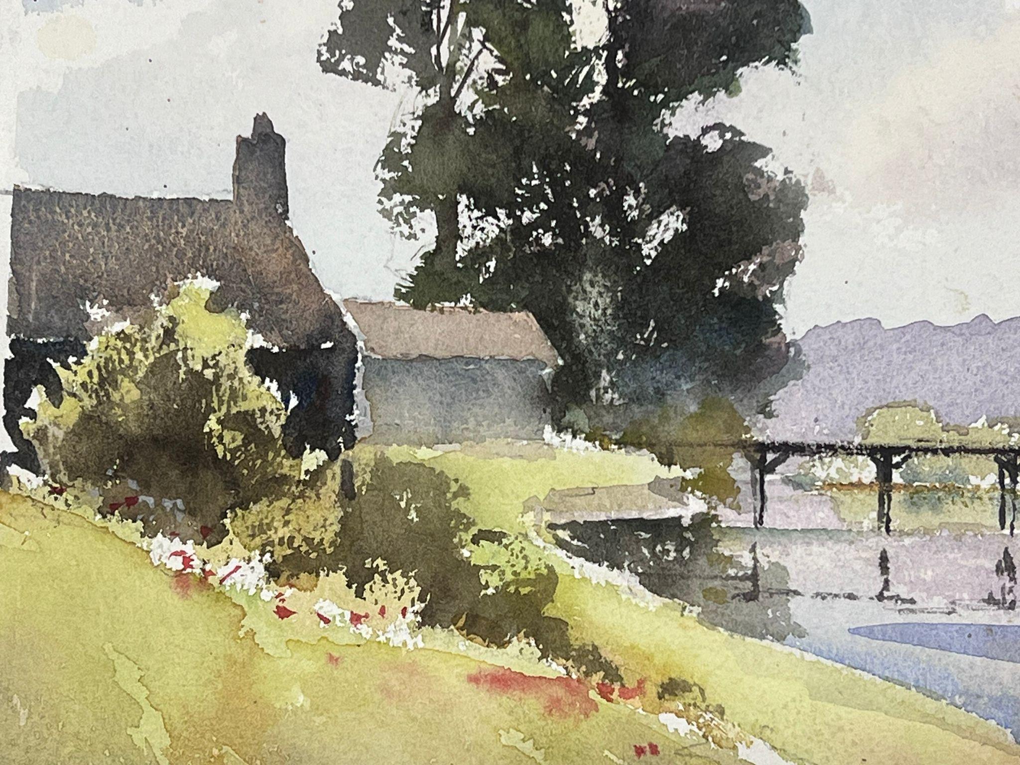 Aquarelle impressionniste britannique originale représentant un pont industriel au-dessus d'une rivière d'été - Beige Landscape Painting par Anthony Avery