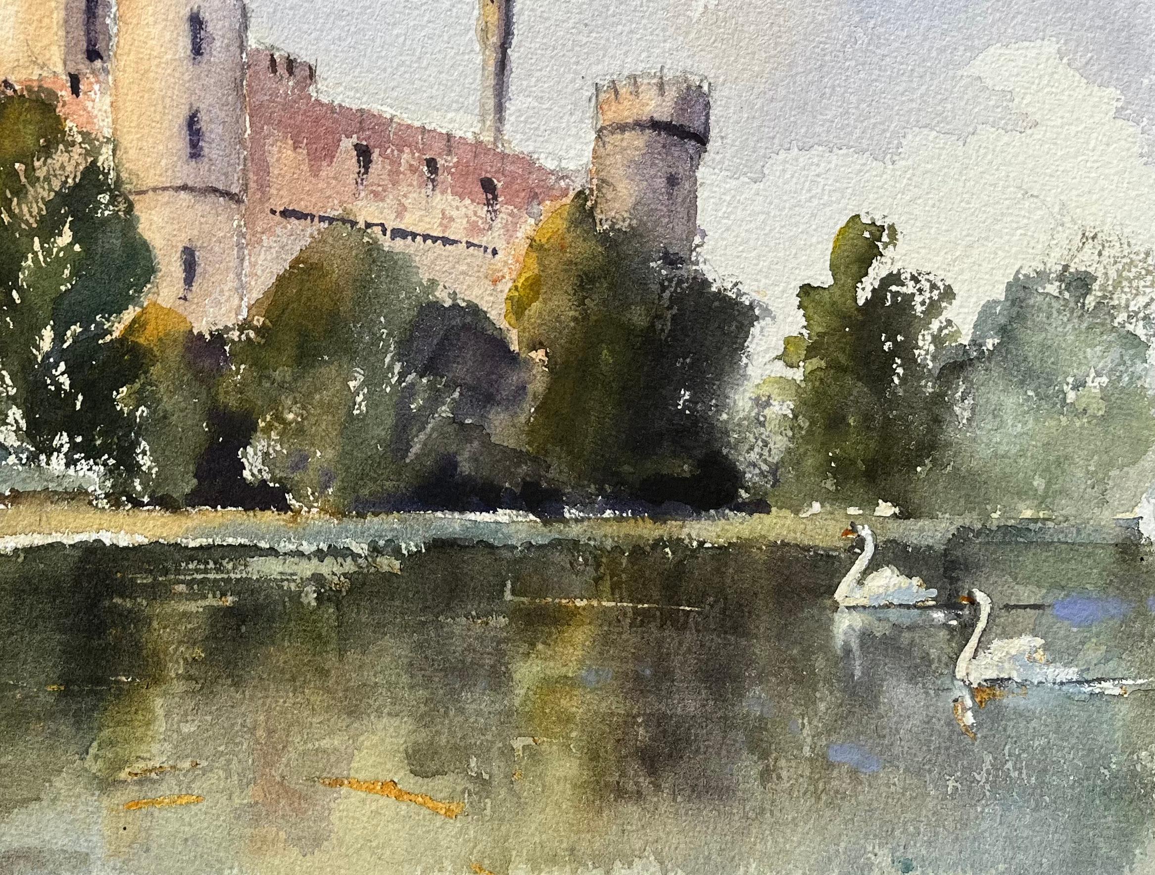 Titel: Britisches Original-Aquarell eines Schlosses mit Schwänen auf dem Fluss
Von Anthony Avery (Brite 1946-2023)
Original-Aquarell auf Künstlerpapier, ungerahmt
Abmessungen: 11 x 15,25 Zoll (Höhe x Breite)
Zustand: Gut, mit leichten