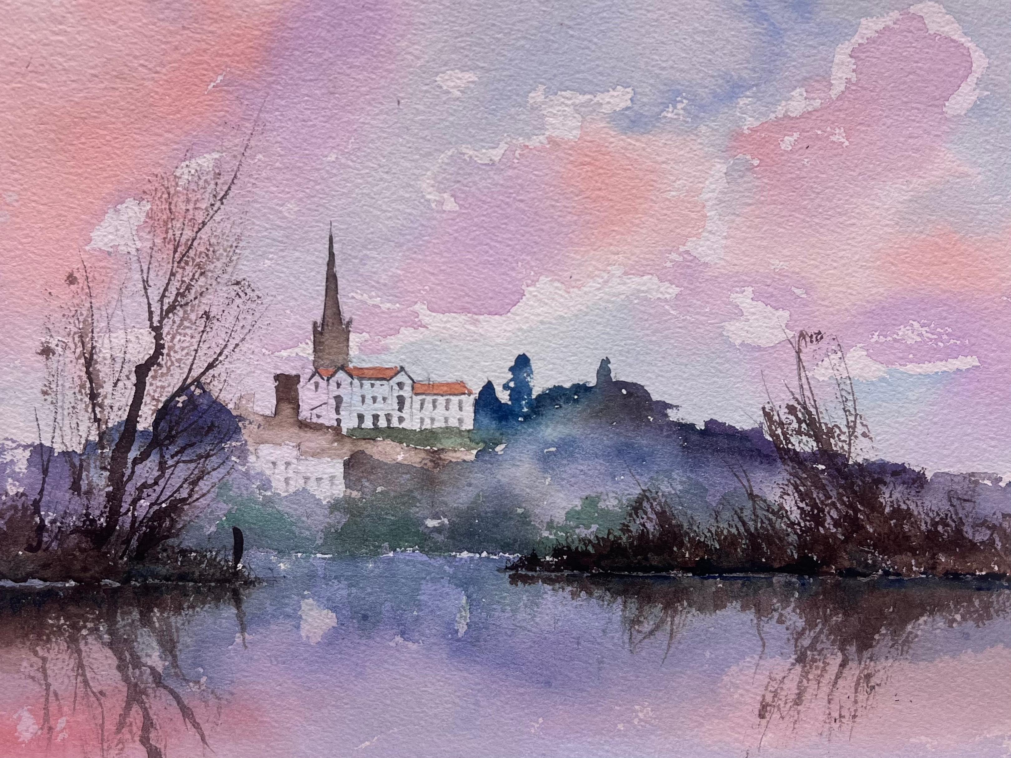 Landscape Painting de Anthony Avery - Acuarela original británica Amanecer rosa y morado sobre el reflejo de la ciudad de la iglesia