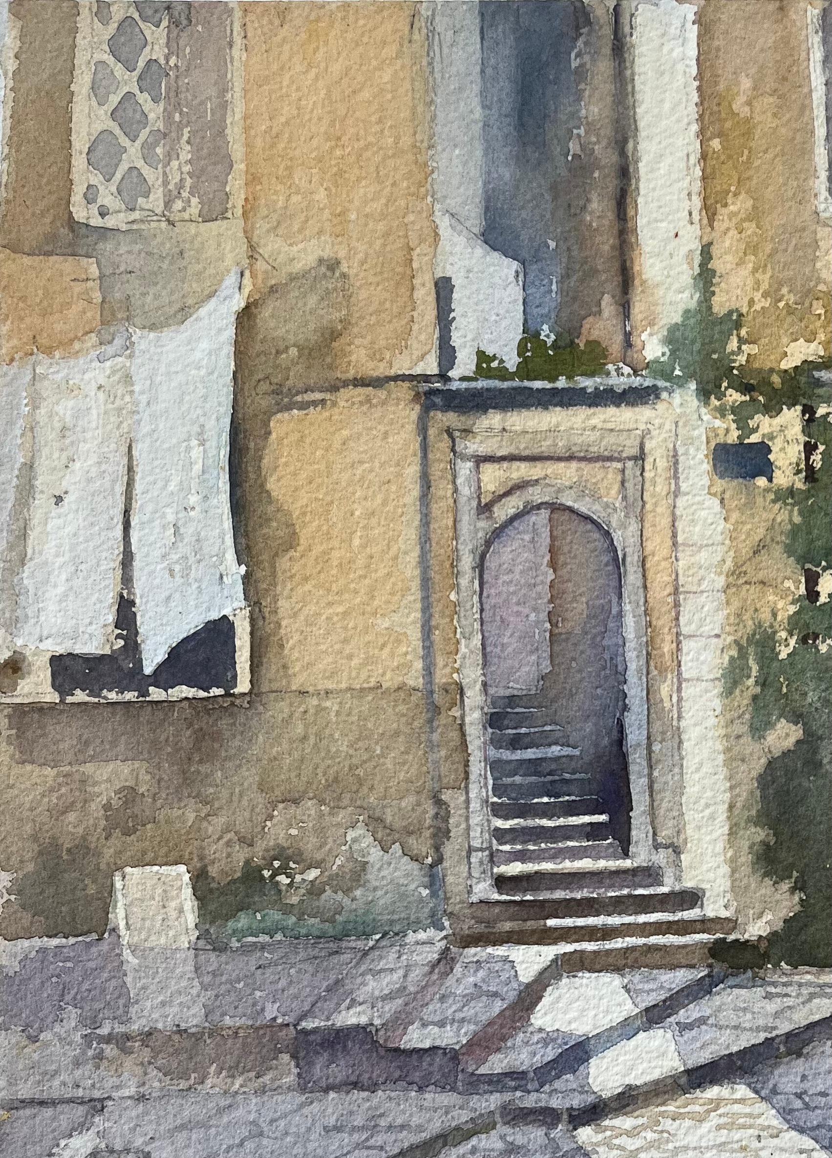 Titel: Britisches Aquarell eines steinernen Innenhofs und einer rustikalen spanischen Tür
Von Anthony Avery (Brite 1946-2023)
Original-Aquarell auf Künstlerpapier, ungerahmt
Unterschrieben: Ja
Abmessungen: 15 x 11,25 Zoll (Höhe x Breite)
Zustand: