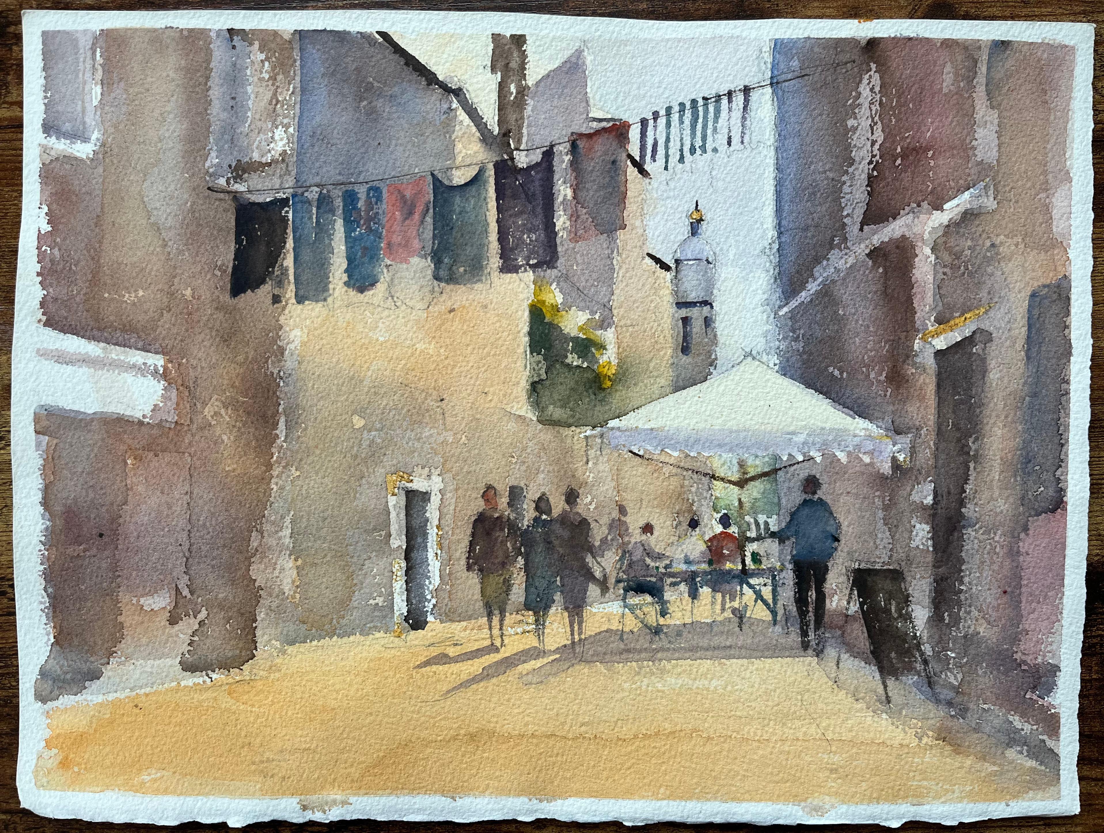 Acquerello britannico di una scena di strada con lavanderia appesa e caffè all'aperto - Painting di Anthony Avery