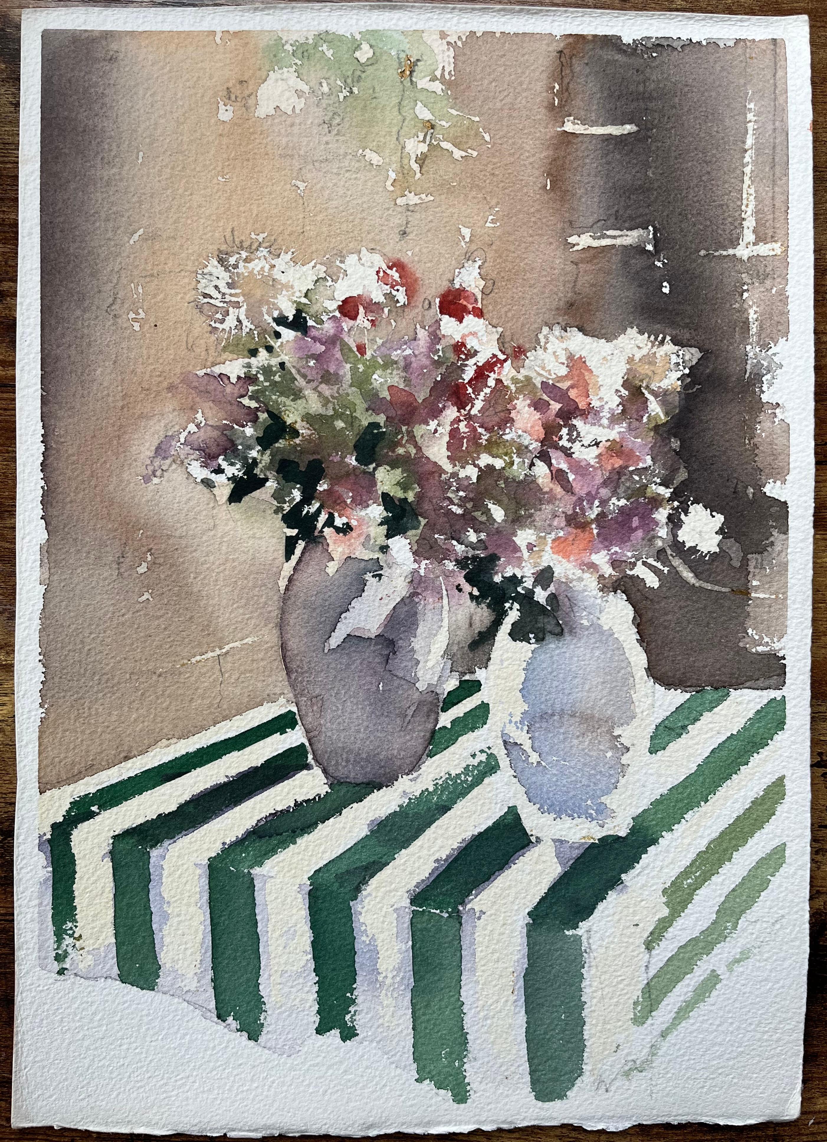 Aquarelle britannique représentant une composition florale sur une table à rayures vertes - Painting de Anthony Avery