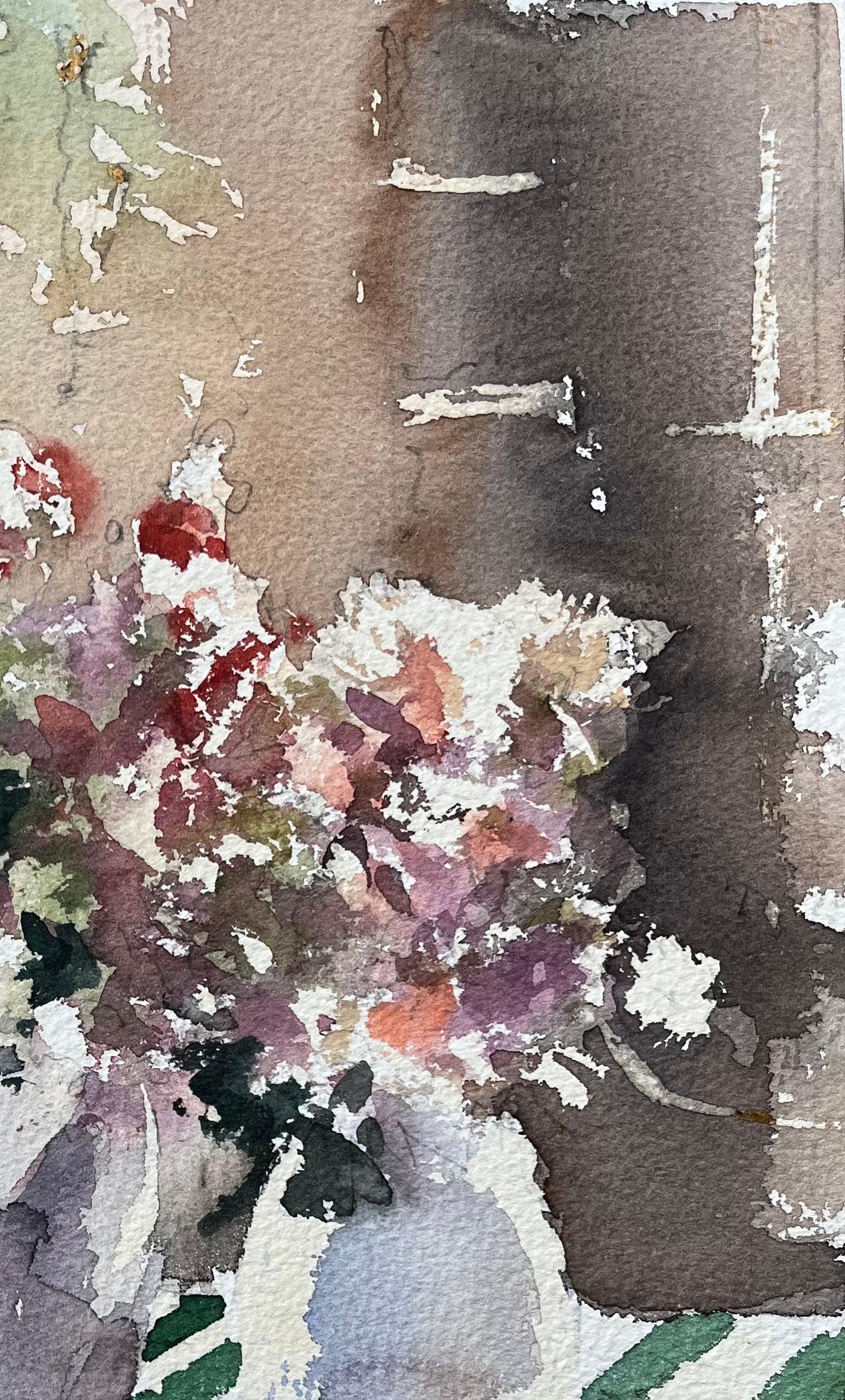 Aquarelle britannique représentant une composition florale sur une table à rayures vertes - Gris Landscape Painting par Anthony Avery