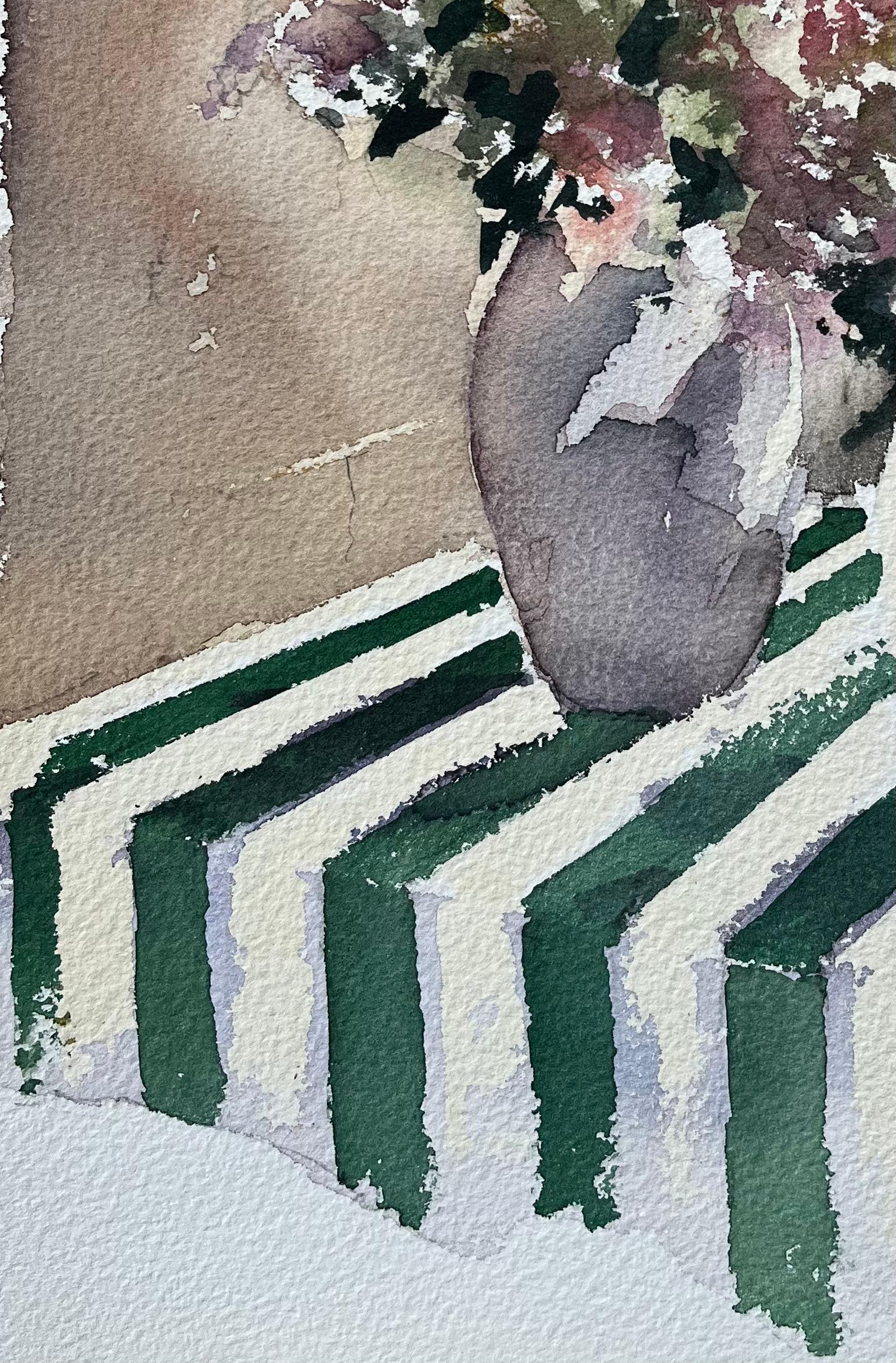 Aquarelle britannique représentant une composition florale sur une table à rayures vertes en vente 1