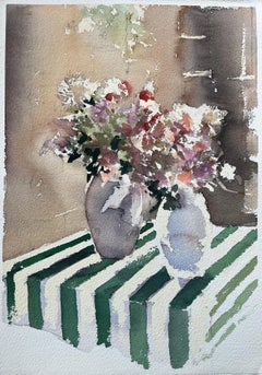 Acuarela británica de arreglo floral sobre mesa de rayas verdes