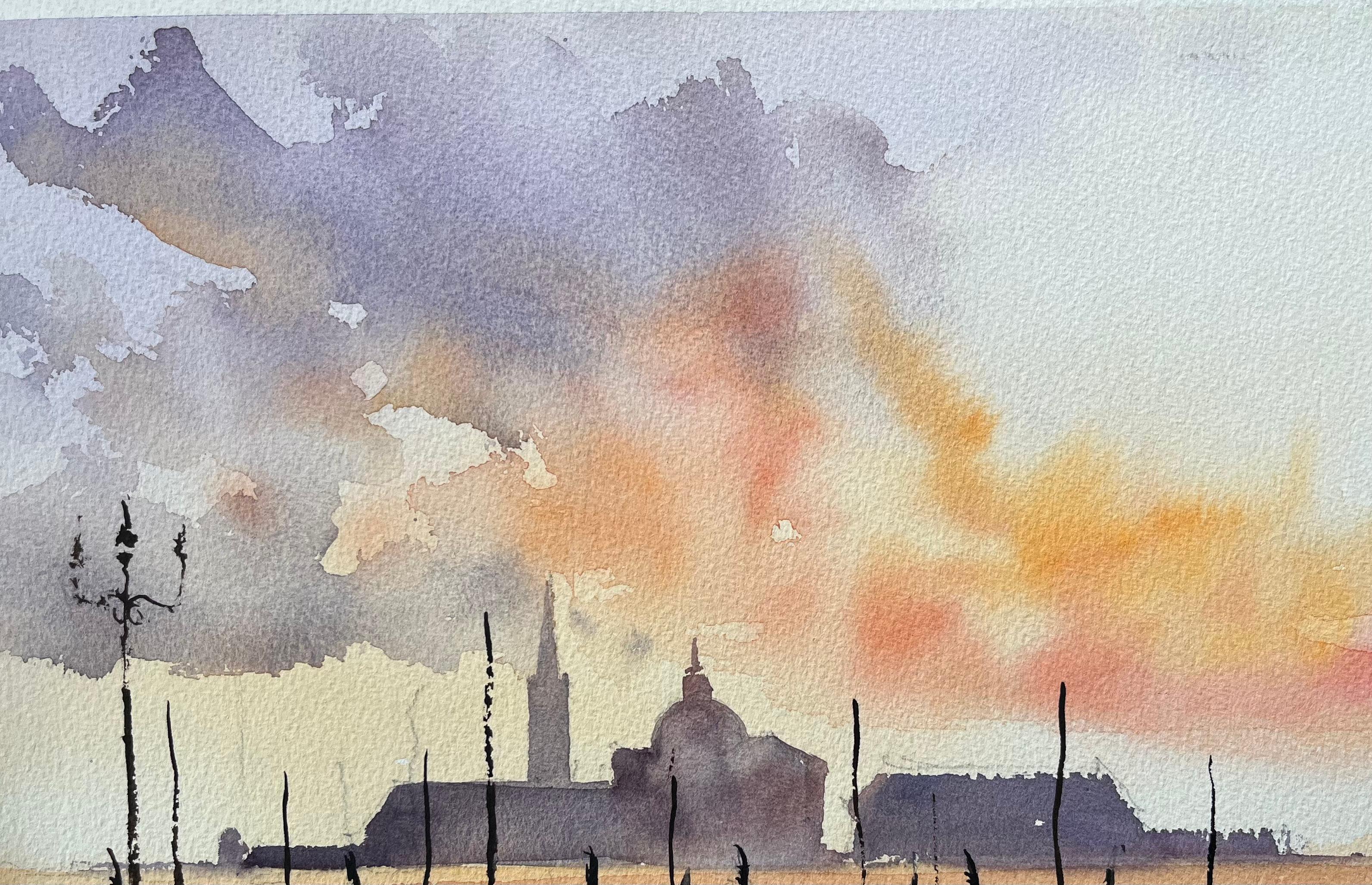 Britisches Aquarell von Gondeln bei Sonnenuntergang mit einer Silhouette der Skyline (Grau), Landscape Painting, von Anthony Avery