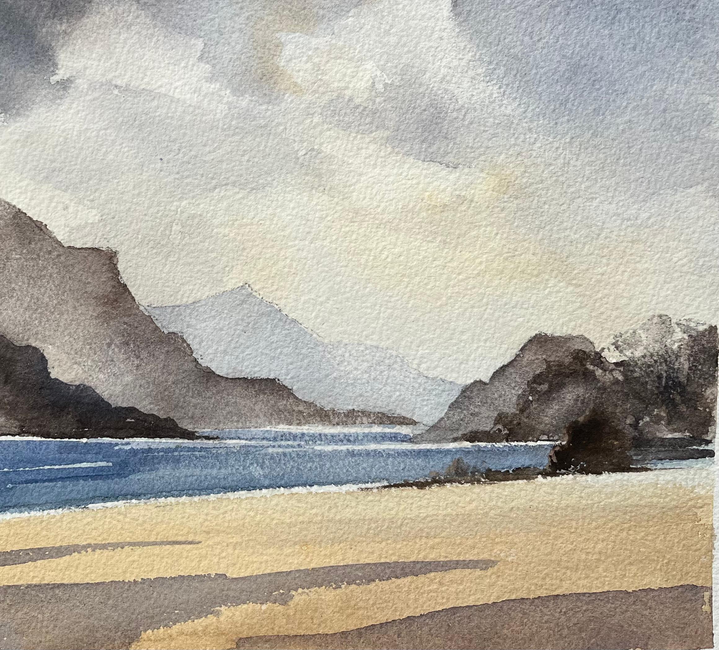 Titel: Britisches Aquarell eines Bergsees unter dramatischem Himmel
Von Anthony Avery (Brite 1946-2023)
Original-Aquarell auf Künstlerpapier, ungerahmt
Abmessungen: 11,25 x 15 Zoll (Höhe x Breite)
Zustand: Gut, mit leichten