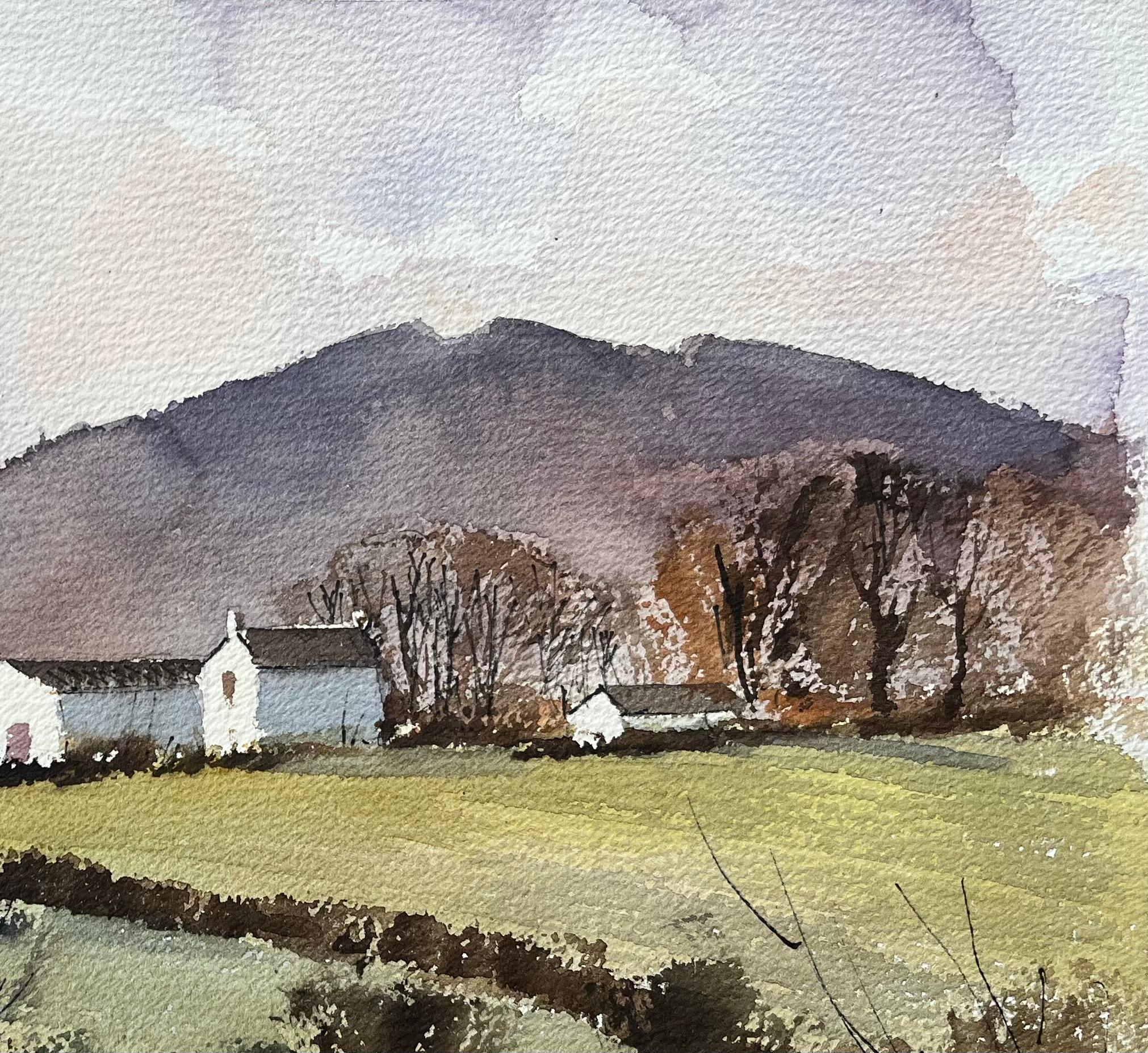 Aquarelle britannique d'une campagne rurale avec des fermes - Beige Landscape Painting par Anthony Avery