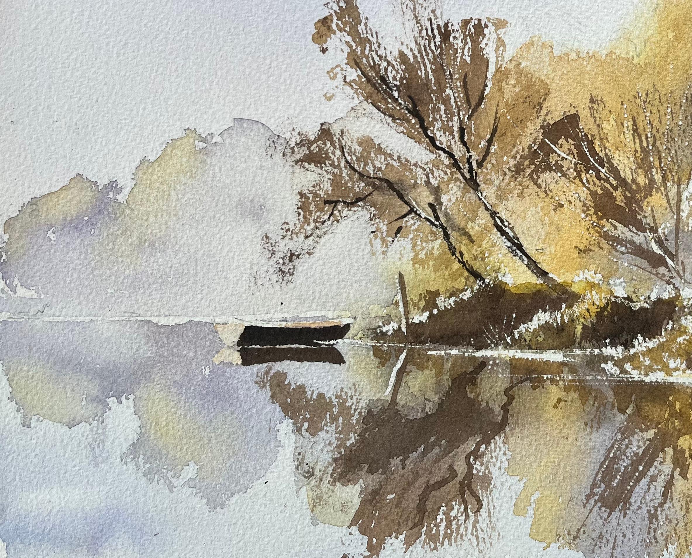 Titel: Britisches Aquarell von herbstlichen Reflexionen auf einem stillen See mit einem Boot
Von Anthony Avery (Brite 1946-2023)
Original-Aquarell auf Künstlerpapier, ungerahmt
Abmessungen: 11,25 x 15,25 Zoll (Höhe x Breite)
Zustand: Gut, mit