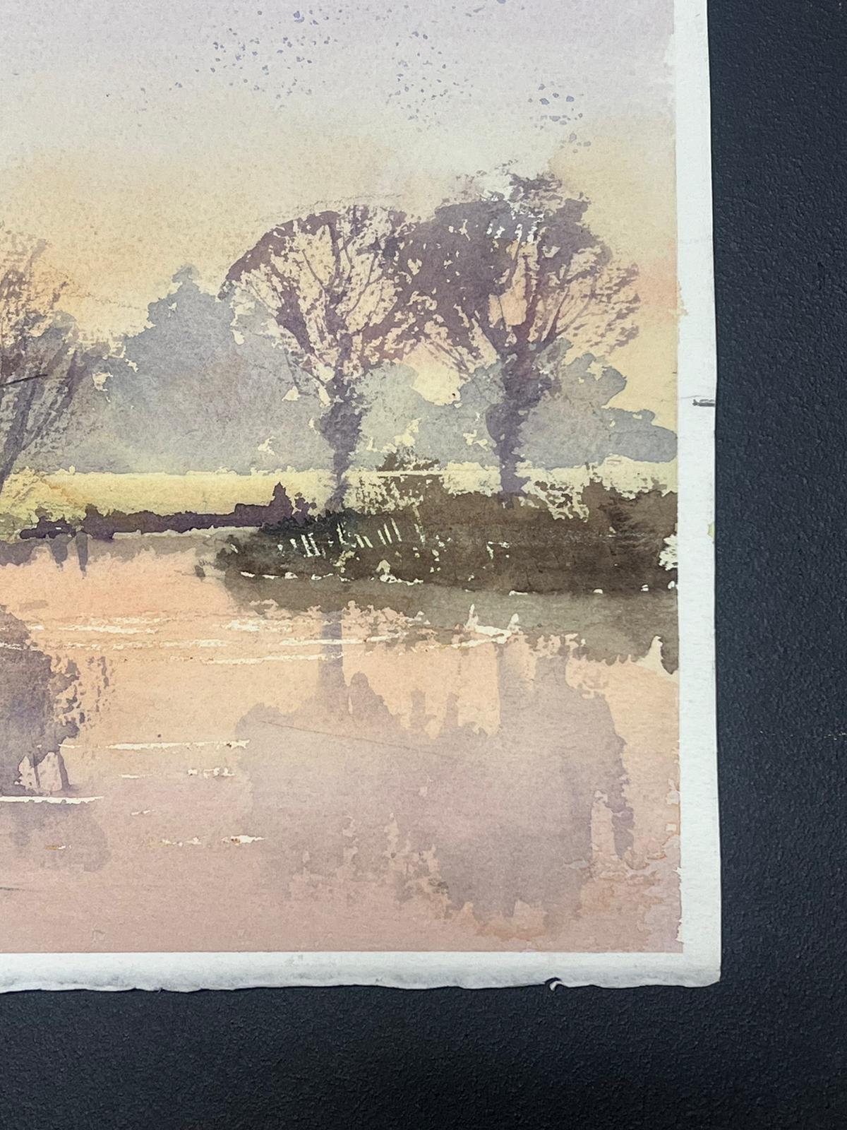 Raffinato acquerello originale britannico con figura di pesca a mosca all'alba - Landscape Painting Beige di Anthony Avery