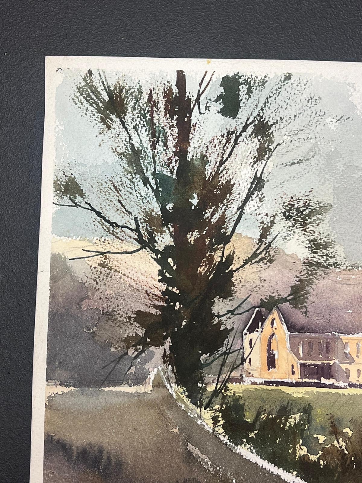 Fina acuarela original británica impresionista Mansión con vistas a campos primaverales - Landscape Painting Gris de Anthony Avery