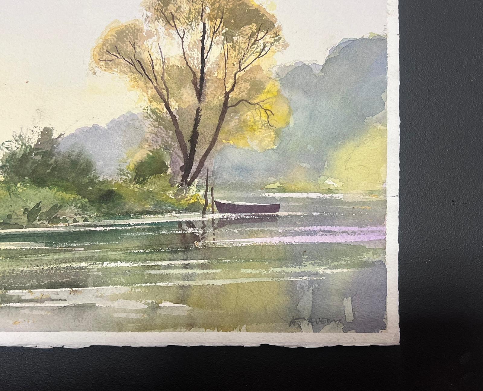 Fina acuarela original británica impresionista Barco de remos en lago de aguas tranquilas - Landscape Painting Beige de Anthony Avery
