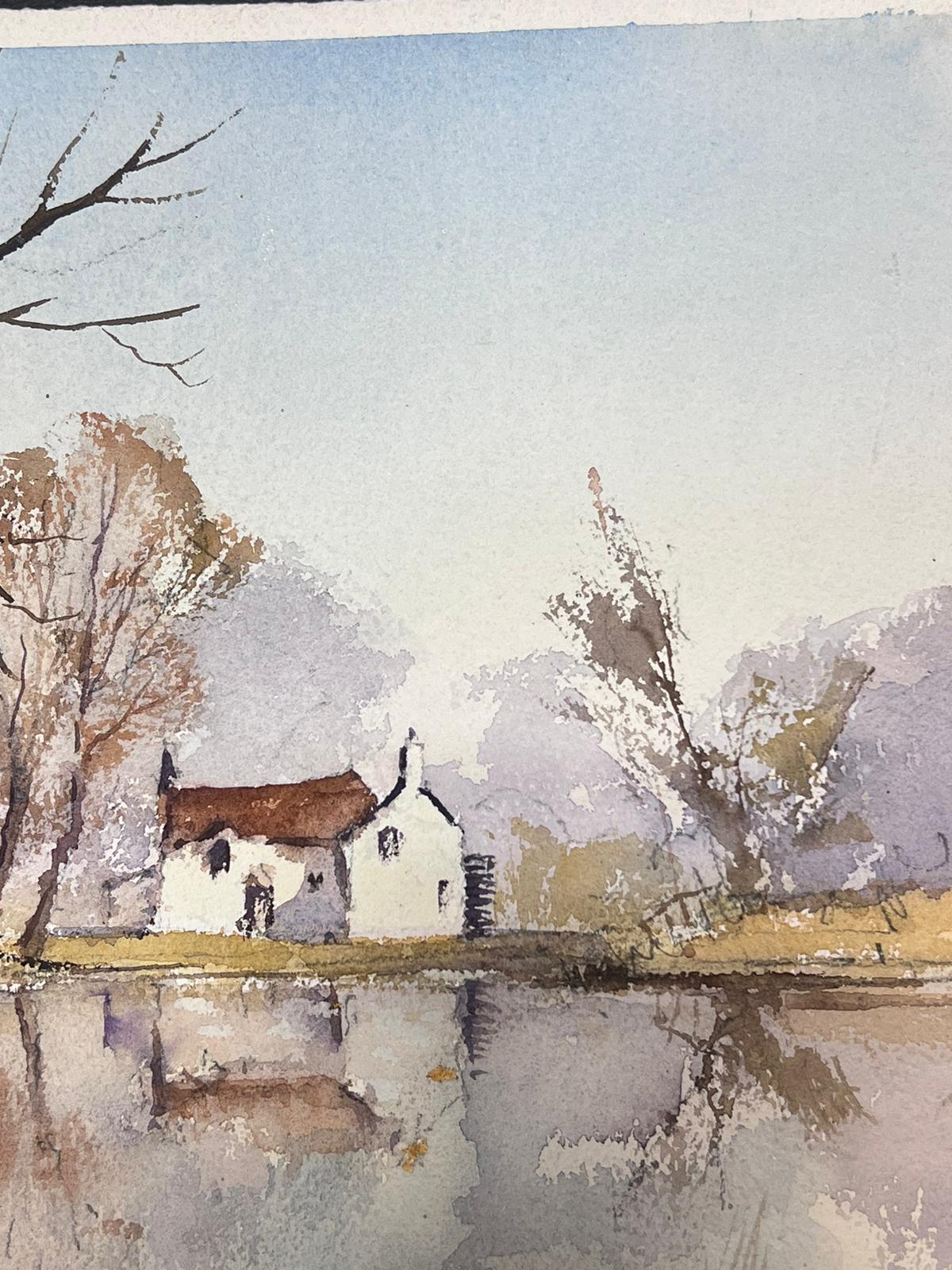 Fina acuarela original británica impresionista Cabaña blanca con vistas al lago - Landscape Painting Blanco de Anthony Avery