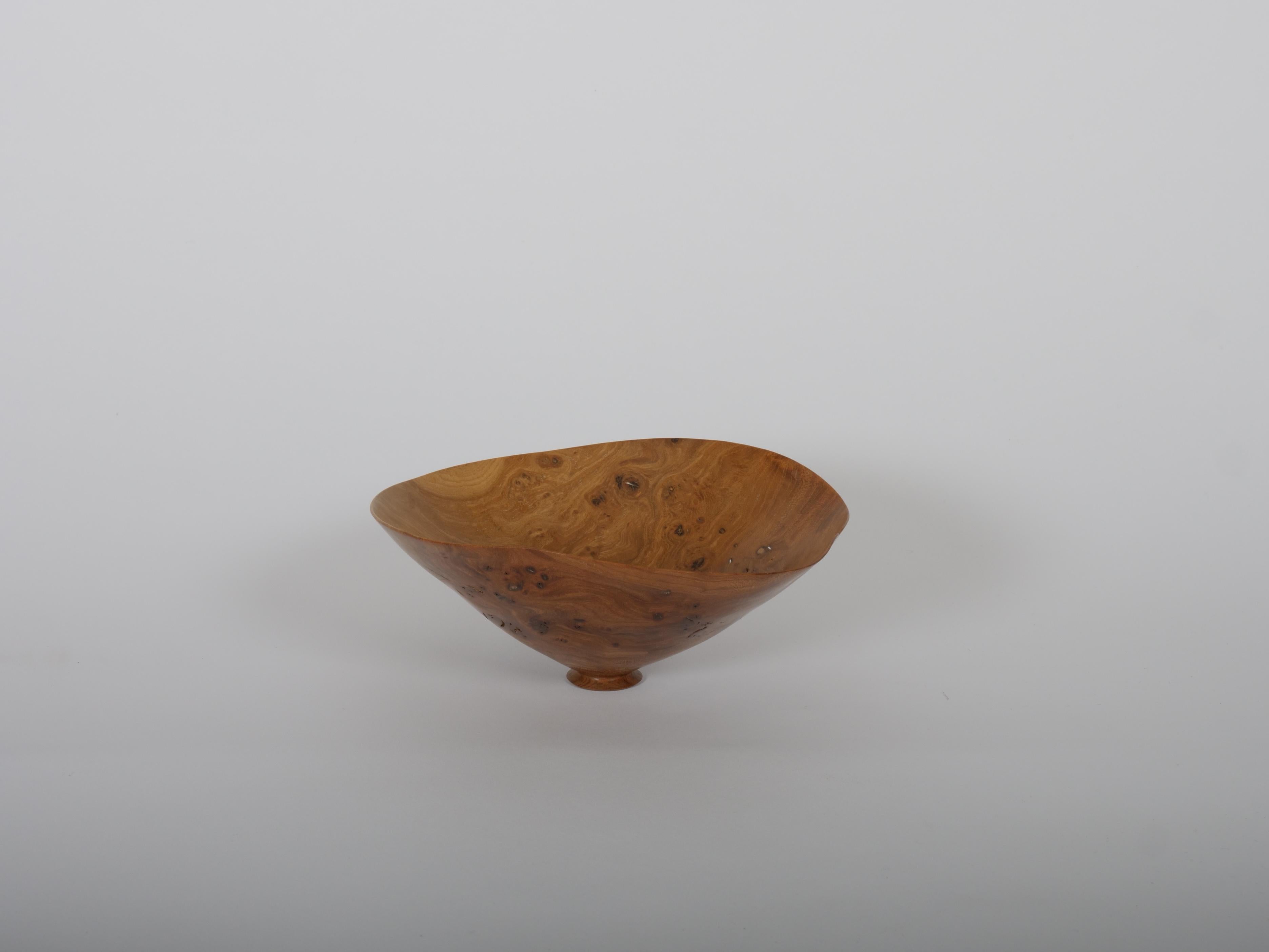 Récipient en bois tourné en ronce de chêne, magnifiquement sculpté. Grande-Bretagne c2001

Anthony Bryant. 