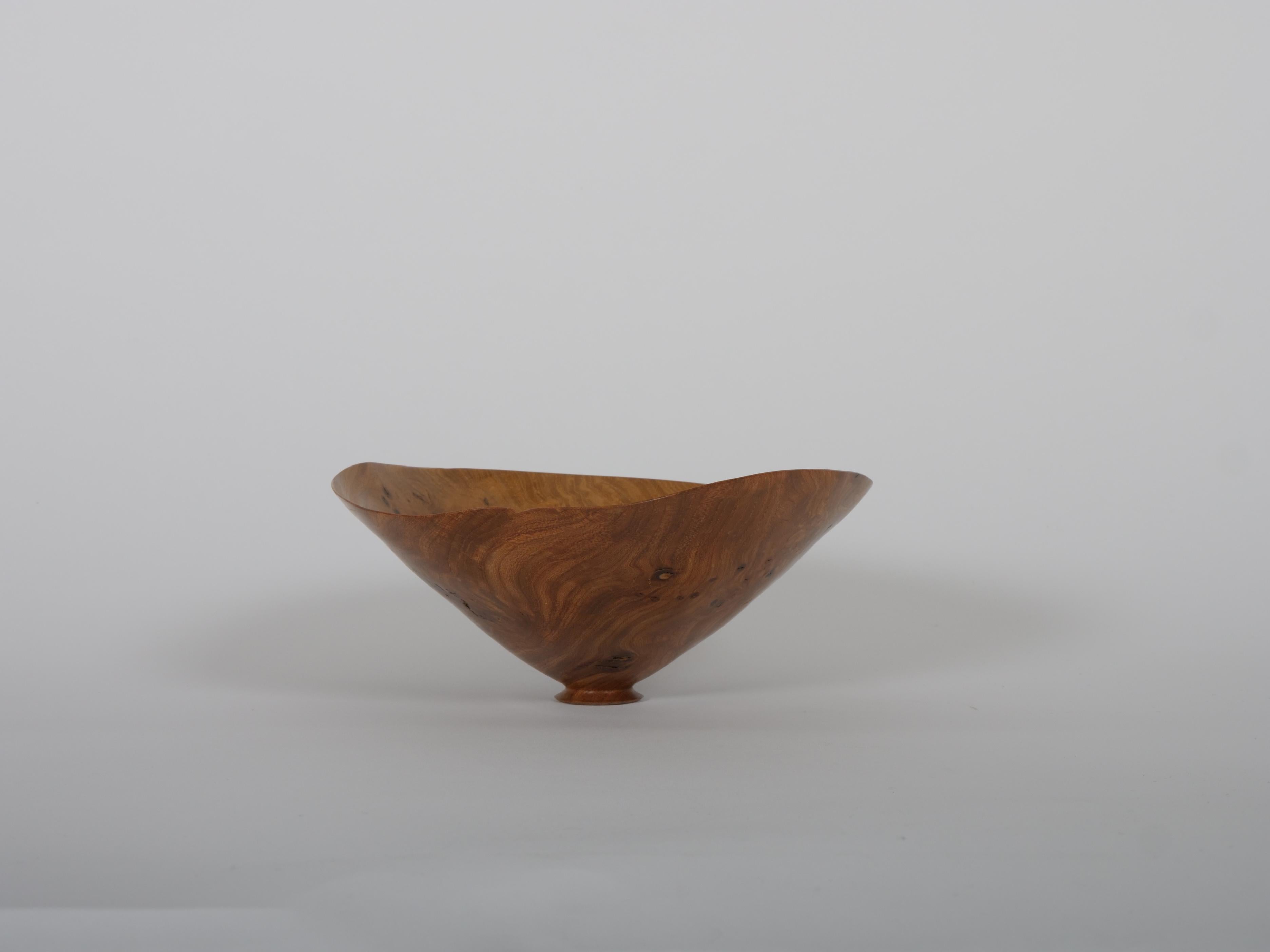 Tourné Bol en bois de chêne ronceux d'Anthony Bryant c2001 en vente