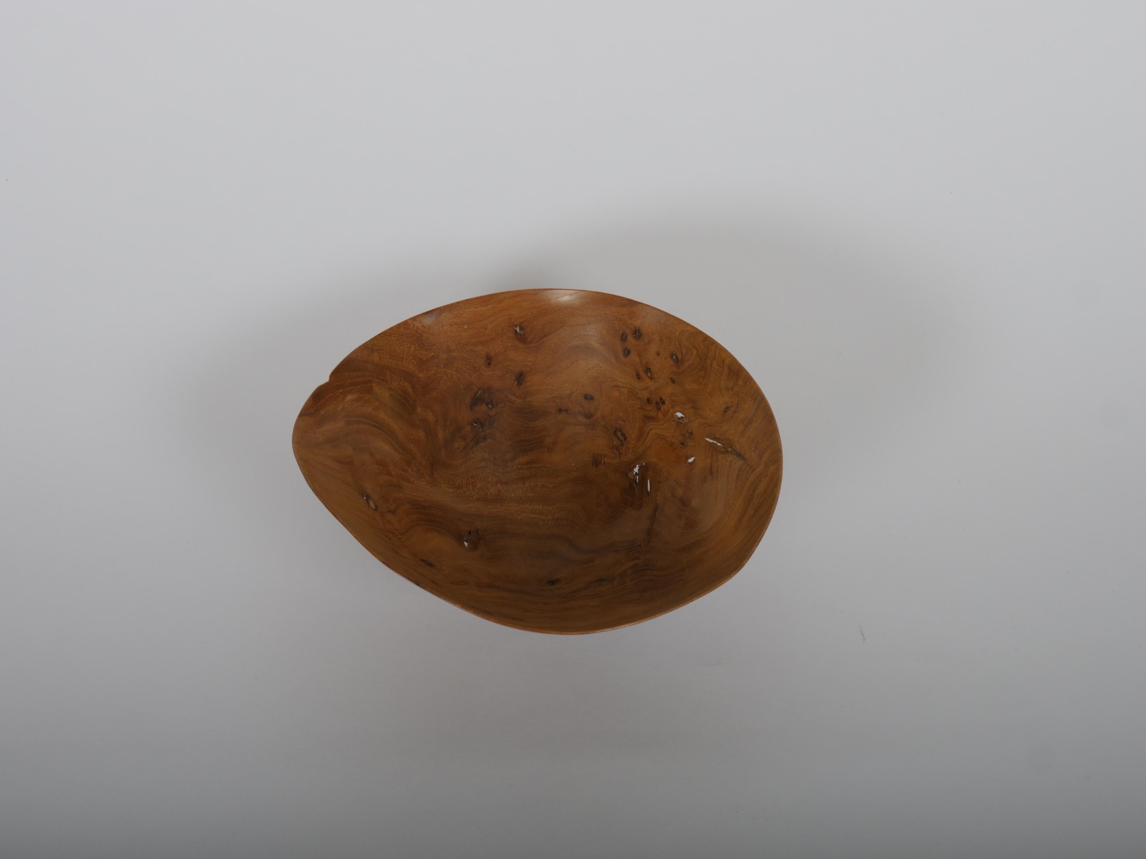 Bol en bois de chêne ronceux d'Anthony Bryant c2001 Bon état - En vente à London, GB