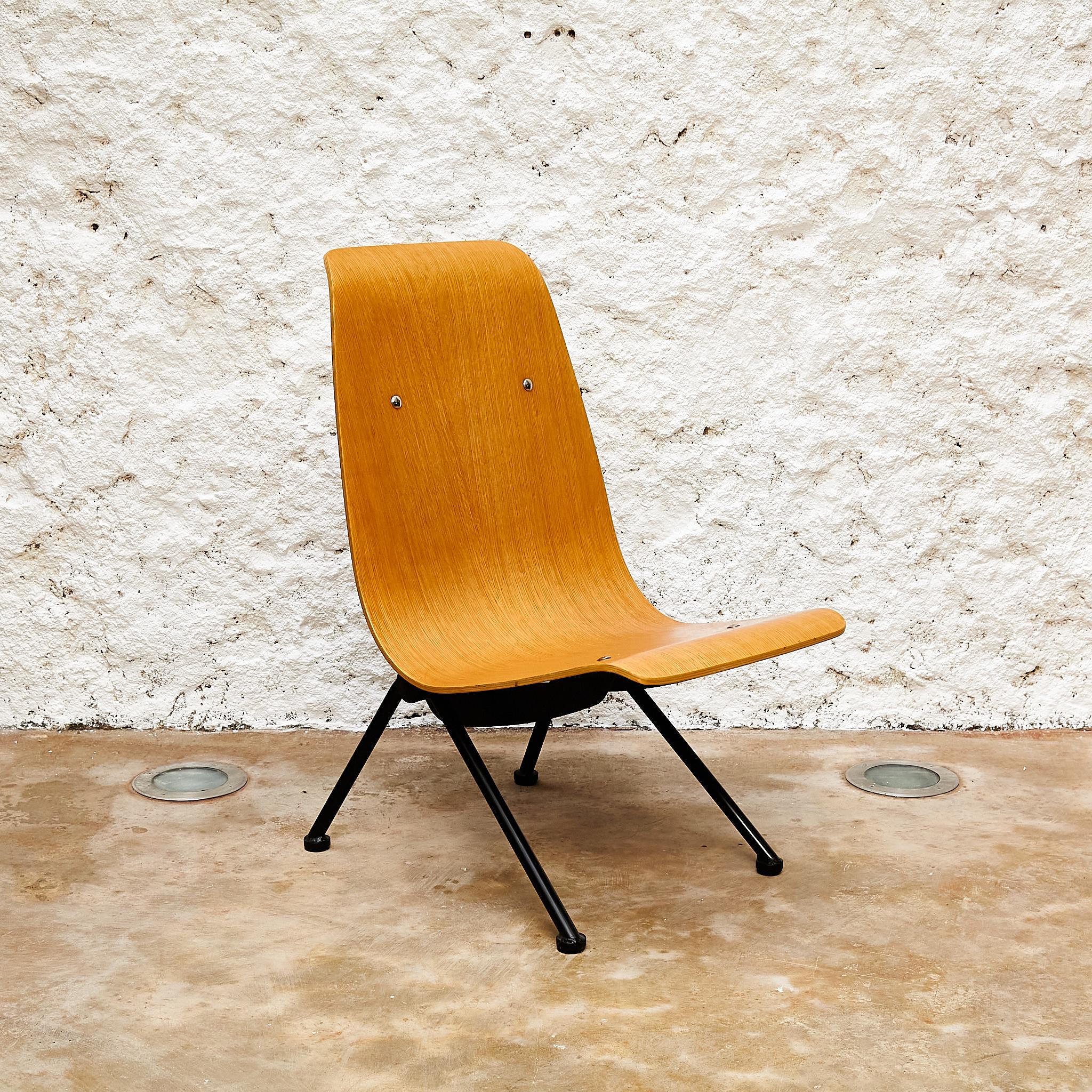 Entrez dans une ère de design durable avec la réédition captivante de la chaise 