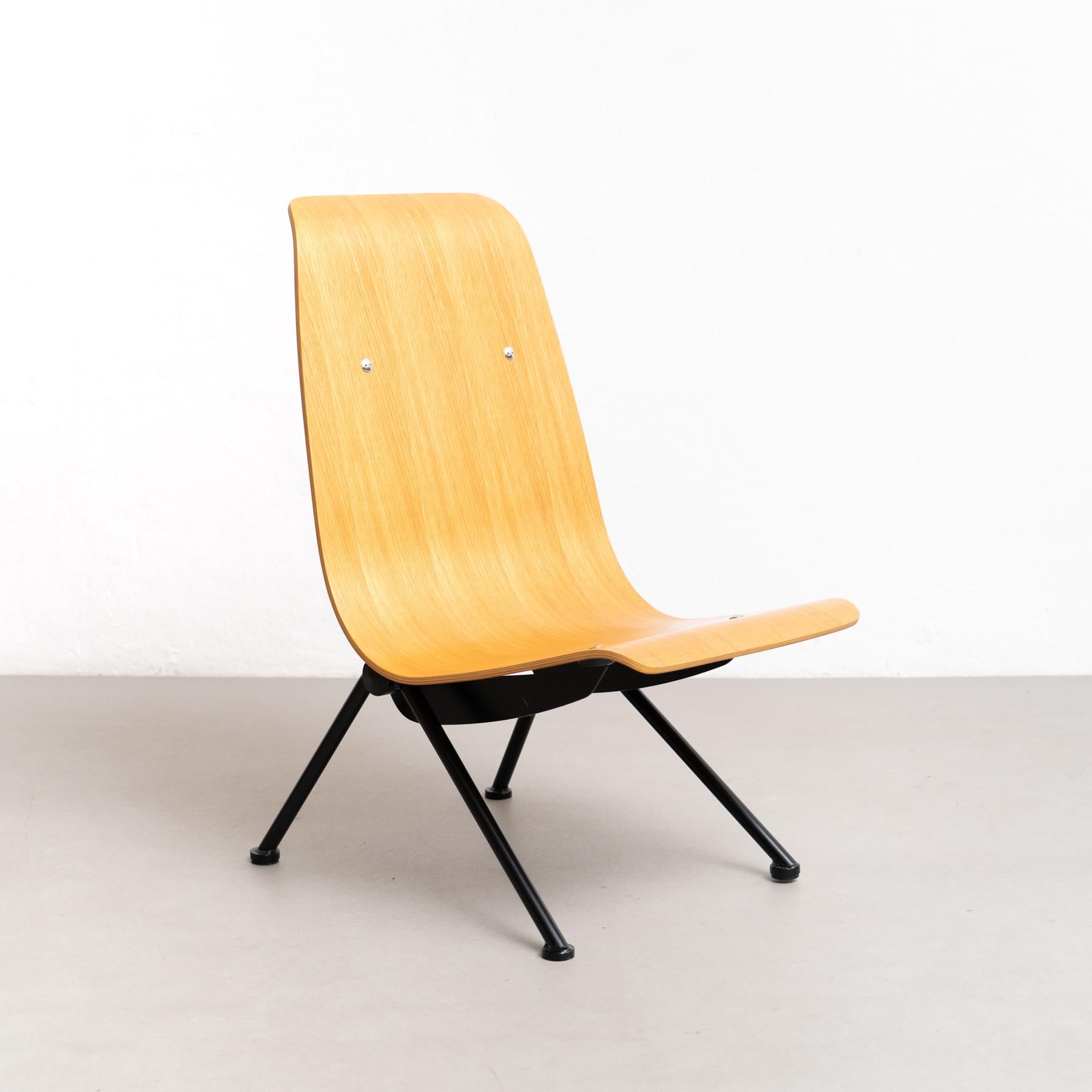Entrez dans le royaume du design durable avec la chaise 