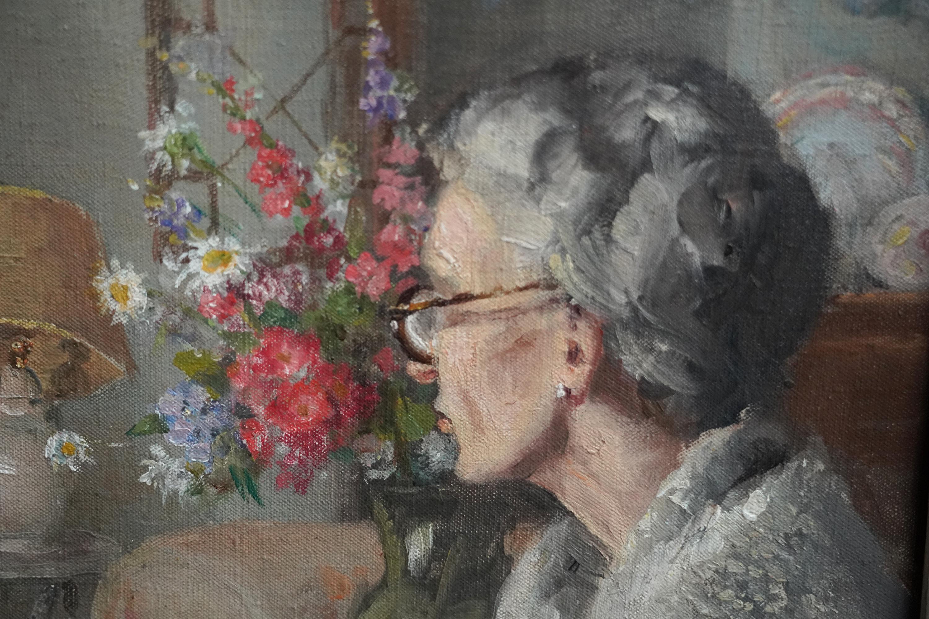 Grandma und Großmutter in einem Interieur – britisches Porträt aus den 40er Jahren  Malerei im Angebot 3