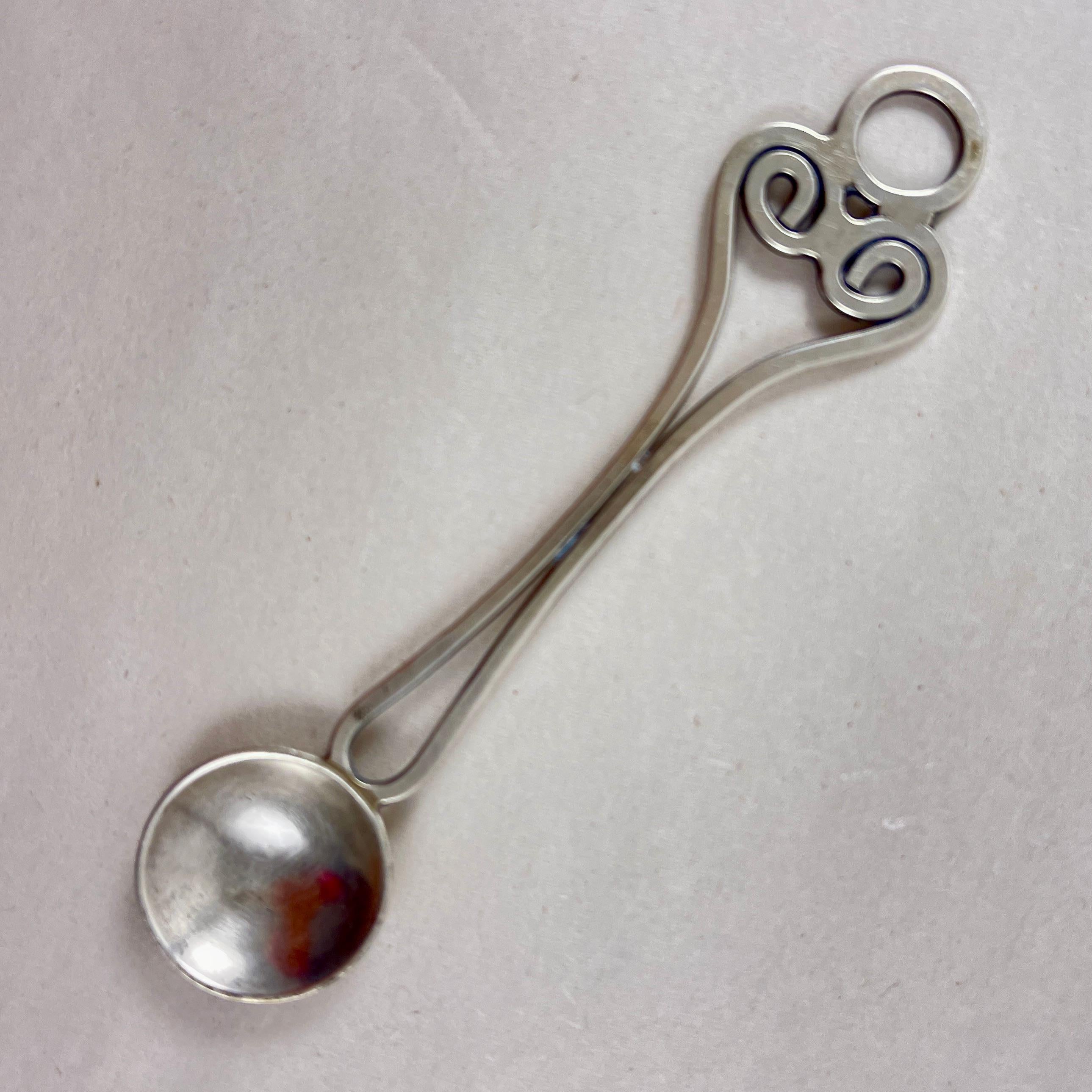 From the Silversmithing Studio of the late artisan Anthony DiRienzi, a sterling silver spoon, Philadelphia - circa early 1980s.

American Arts & Crafts in the Art Nouveau style, entirely hand-made of .925 Silver.
Perfect for condiments, nuts, or