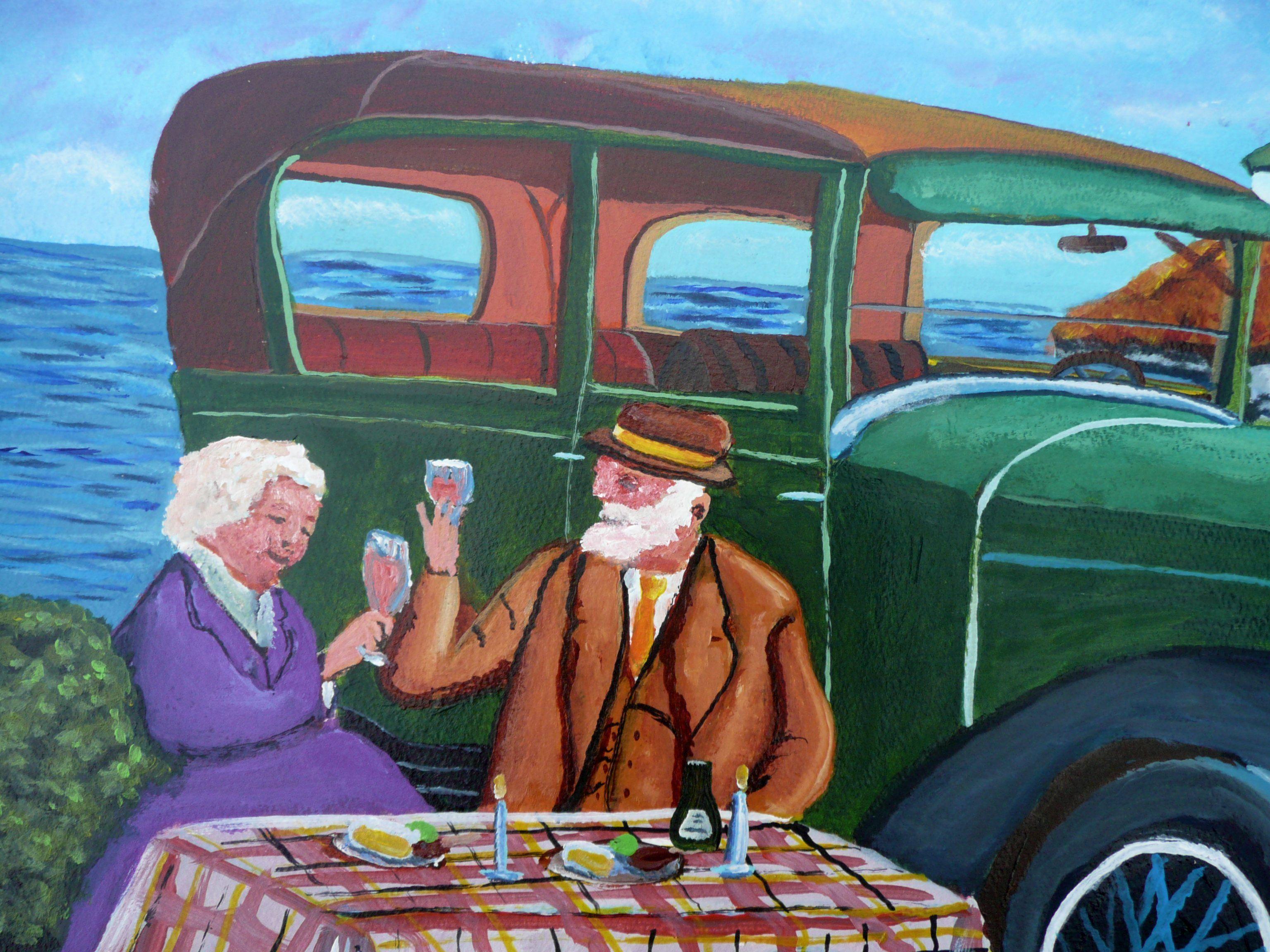 Una pareja de ancianos disfruta de un picnic junto a su coche de época con un pintoresco faro de fondo, mientras dos grandes perros Terranova de pelaje oscuro descansan contentos en primer plano. El hombre, con sombrero y traje, levanta alegremente