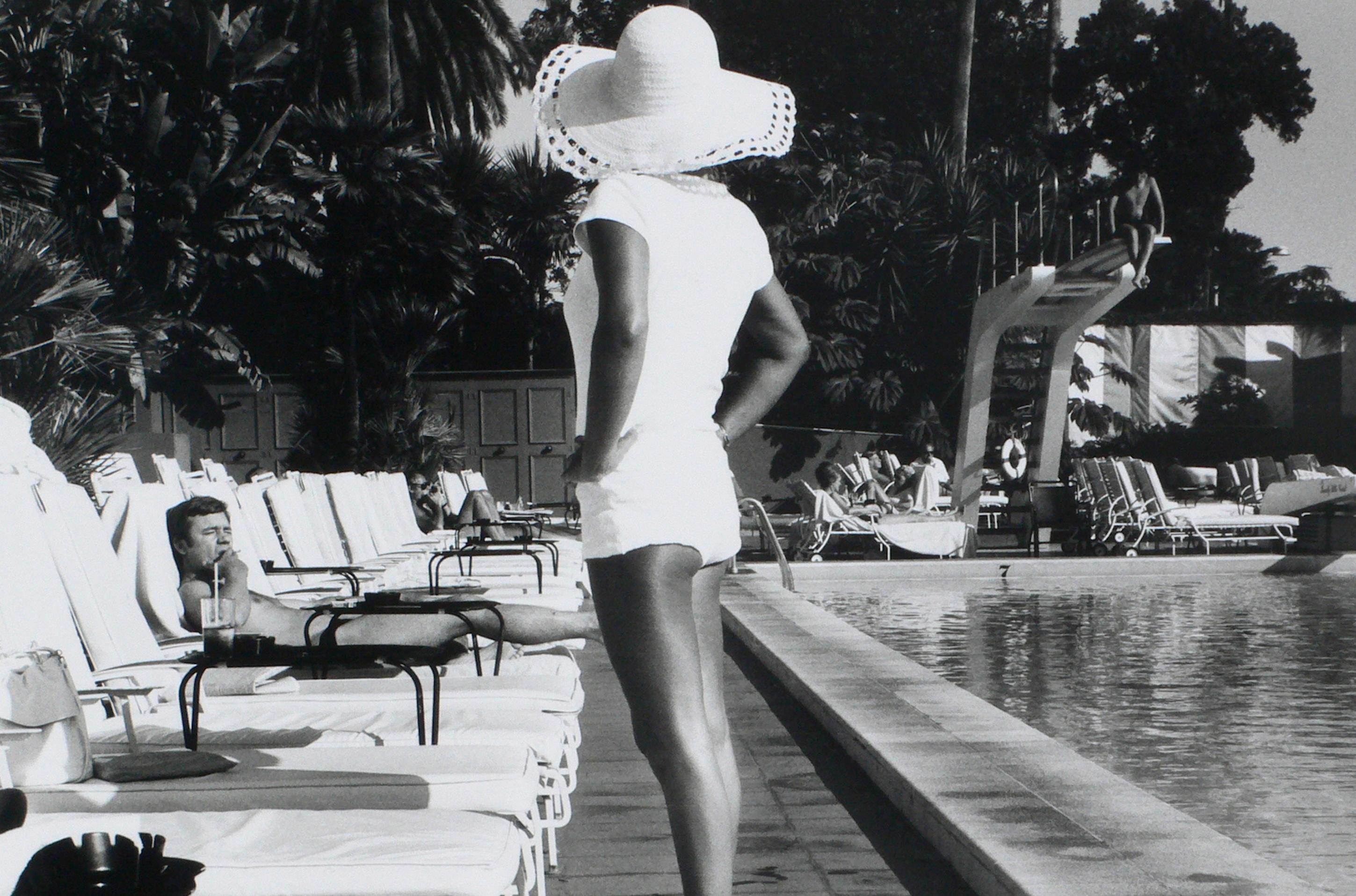 Femme au bord de la piscine - Beverly Hills Hotel, California U.S.A - Anthony Friedkin en vente 1