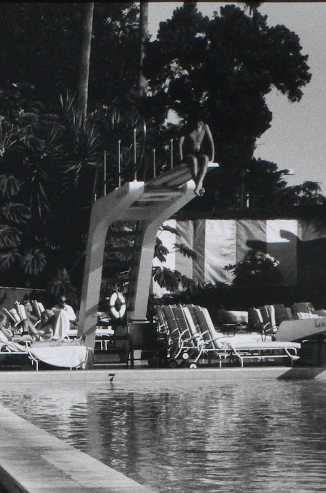 Femme au bord de la piscine - Beverly Hills Hotel, California U.S.A - Anthony Friedkin en vente 3