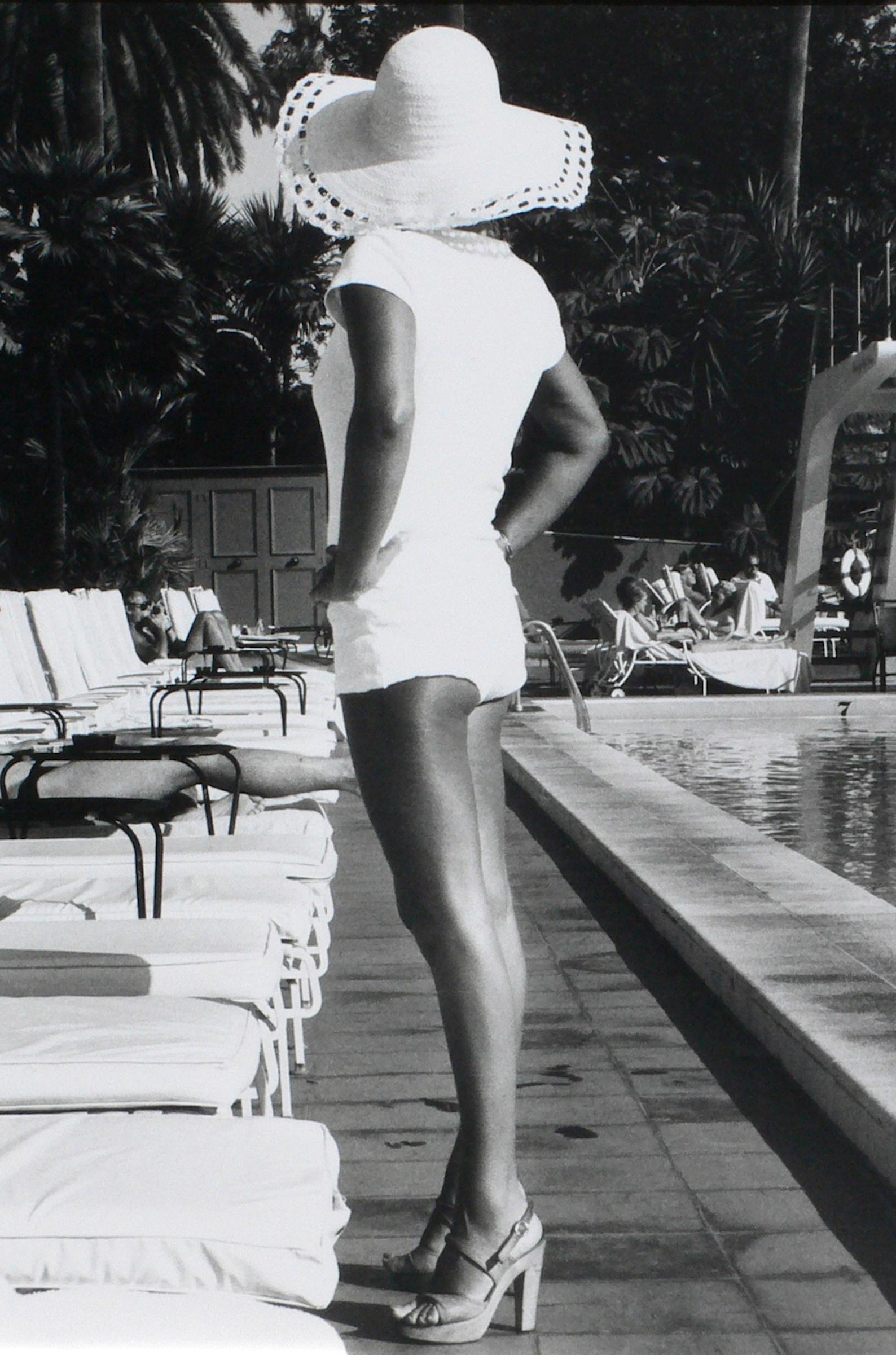 Femme au bord de la piscine - Beverly Hills Hotel, California U.S.A - Anthony Friedkin en vente 4