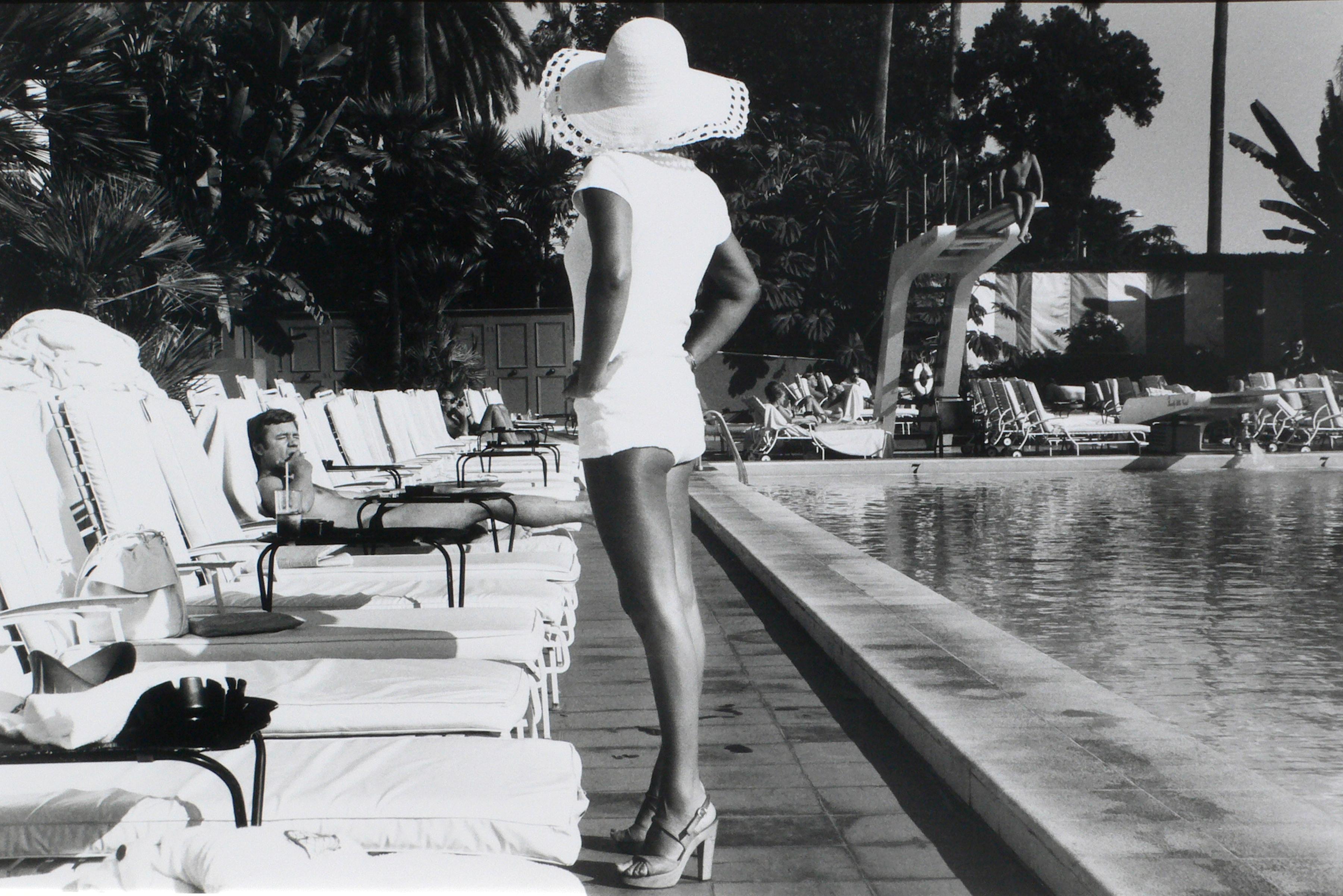 Anthony FRIEDKIN (*1949, Amérique)
Femme au bord de la piscine, Beverly Hills Hotel, Beverly Hills, Californie, États-Unis, 1975
Épreuve à la gélatine d'argent, tirage ultérieur
Image 76,2 x 114,3 cm (30 x 45 in.)
Feuille 96,2 x 134,3 cm (38 x 52