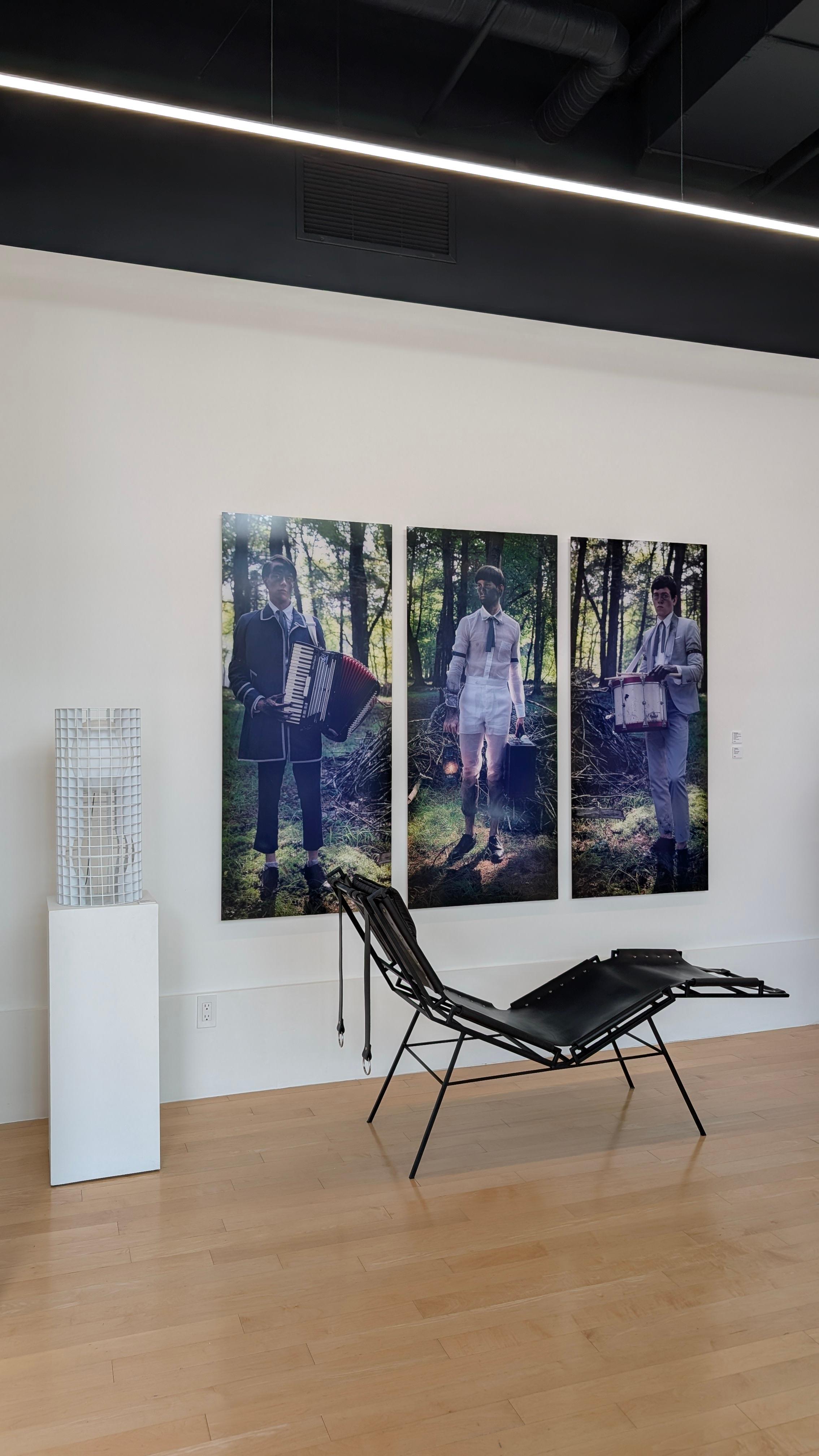 ANTHONY GOICOLEA : LE TRIPTYQUE DES SEPTEMBERISTES

Œuvre monumentale d'Anthony Goicolea, The Septemberists Triptych attire l'attention par son échelle expansive - chaque panneau mesurant 60 x 26,5 pouces, culminant dans une puissante dimension