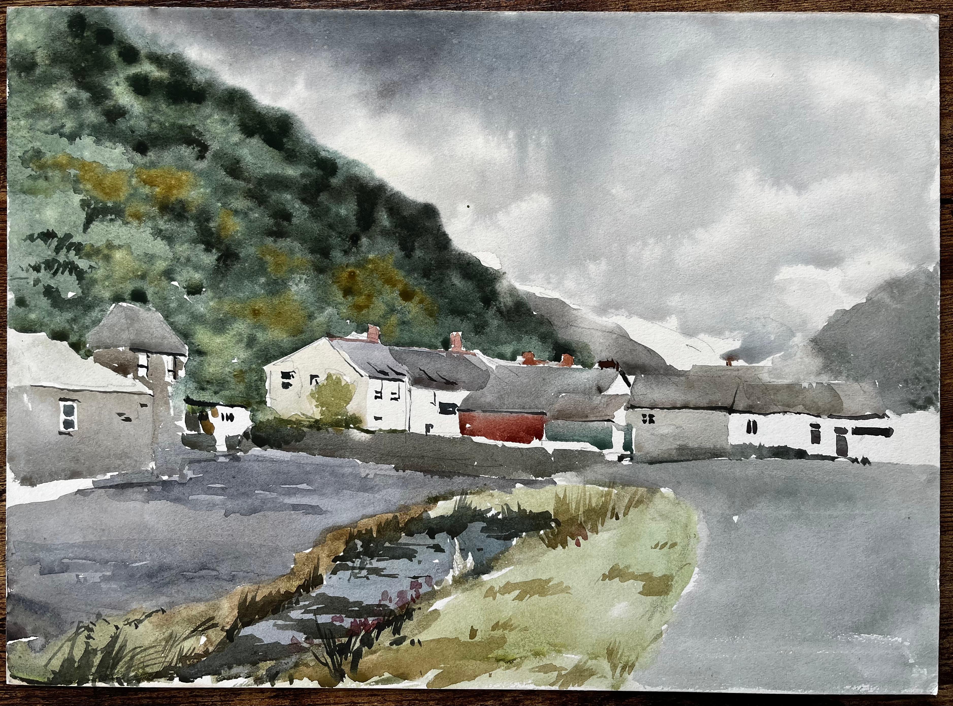 1977 Aquarelle du village de Boscastle en Cornouailles du Nord avec vue sur une colline et des chalets - Painting de Anthony Herbert