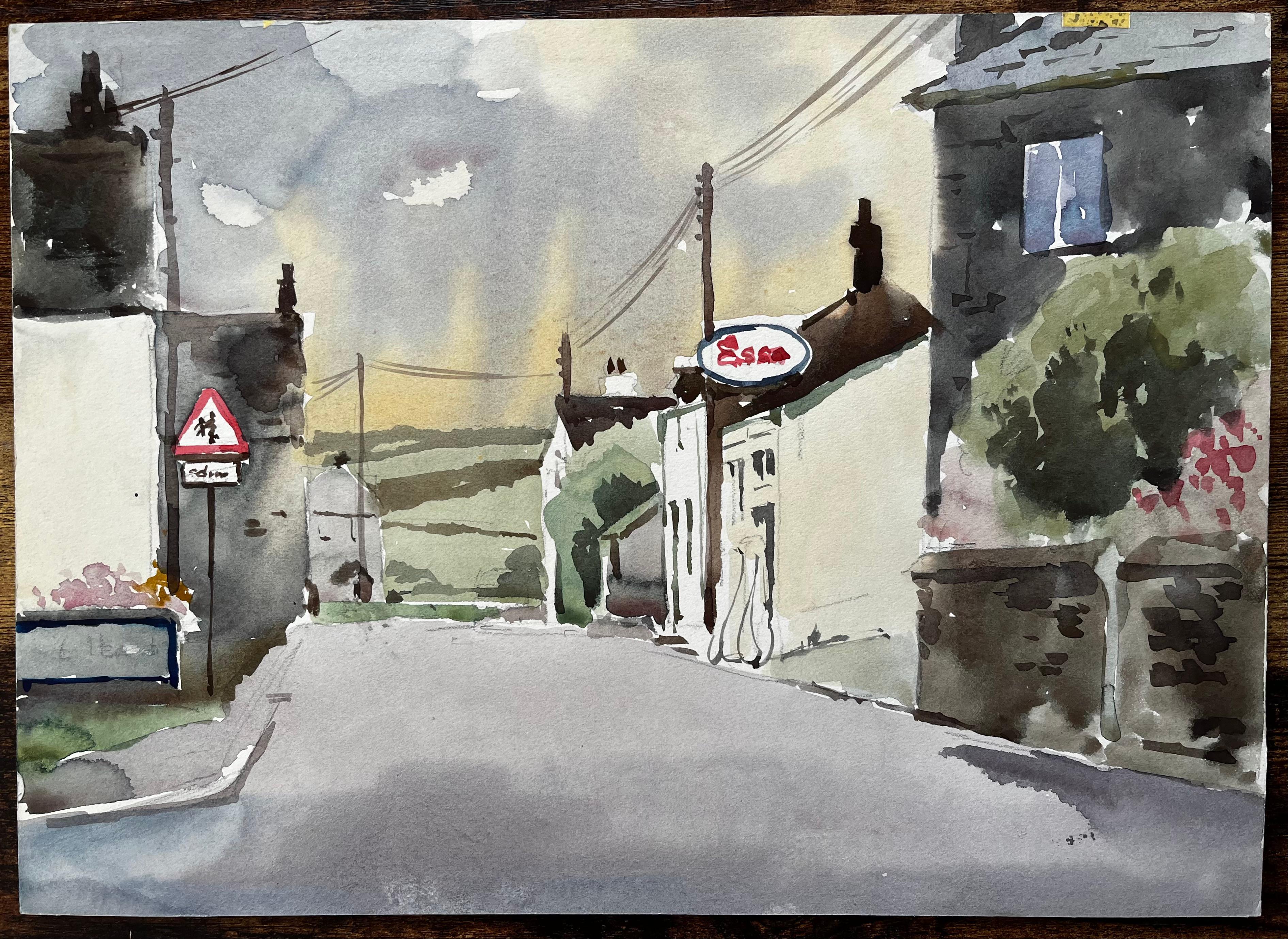 1977 Aquarell der Dorfstraße von St. Teath, Nord-Cornwall, mit Esso-Schild – Painting von Anthony Herbert