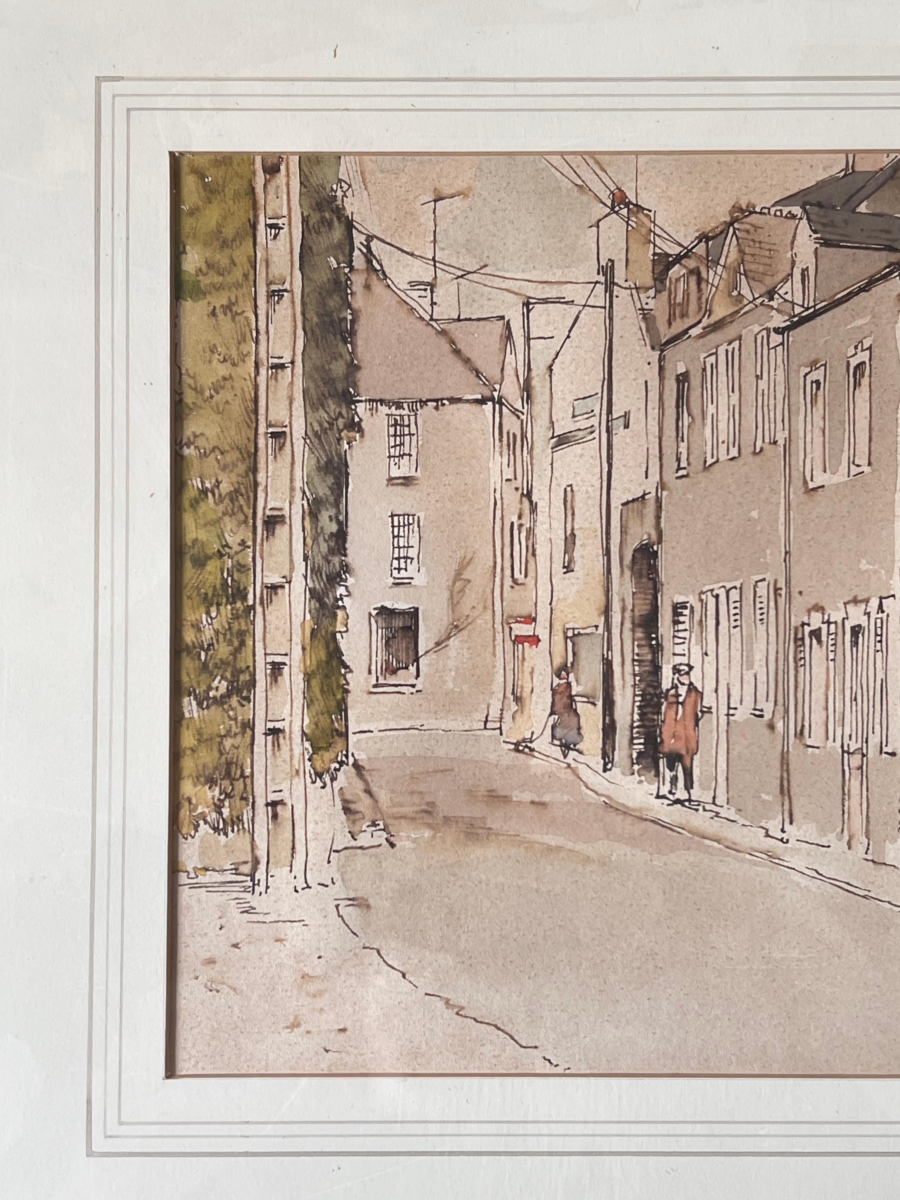 Une rue étroite et tranquille bordée de bâtiments pâles Peinture à l'aquarelle britannique - Beige Figurative Art par Anthony Herbert