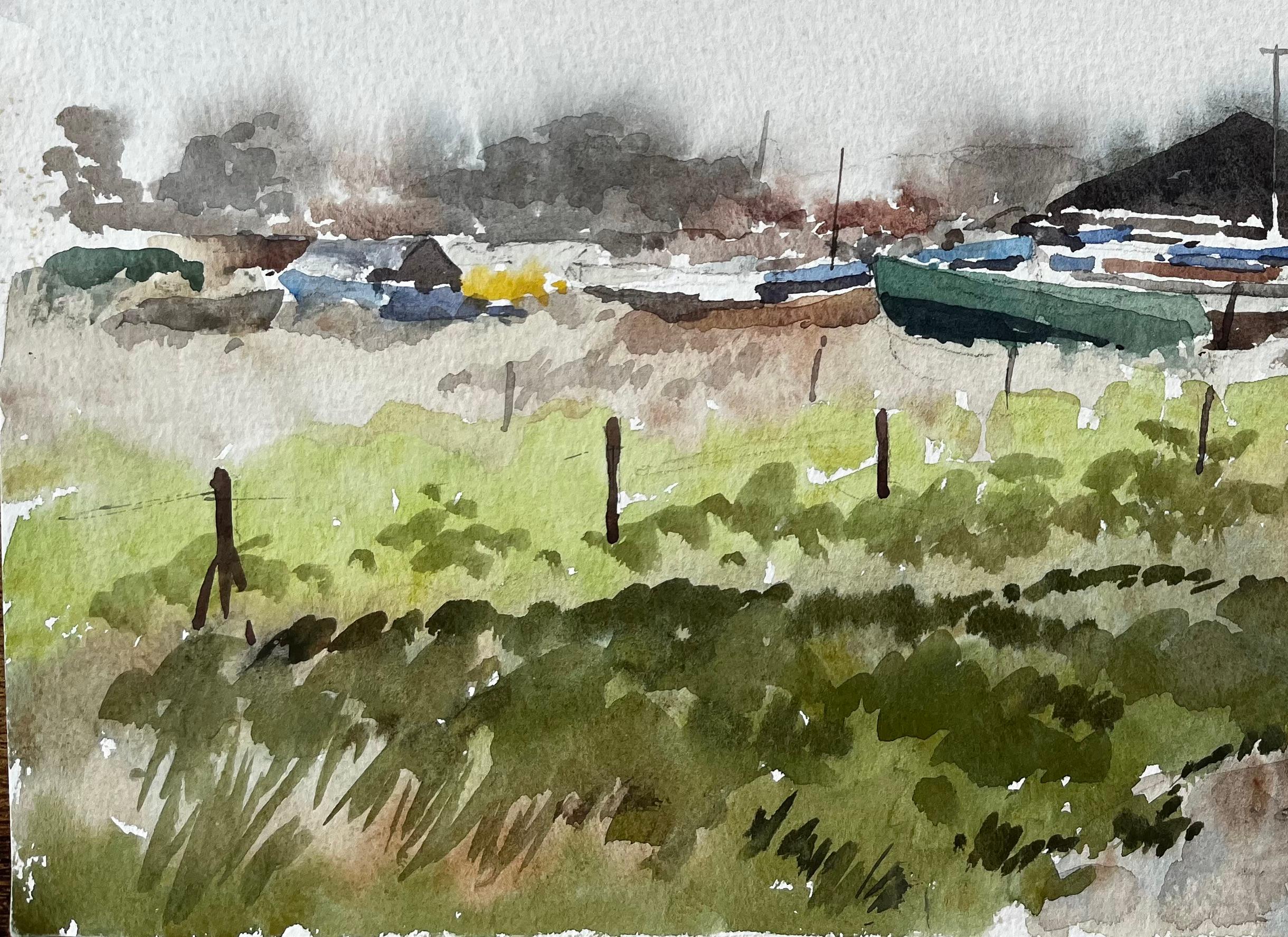 Titel: Bootswerft mit grünem Beiboot und Scheune Suffolk Coastal Scene April 1994
Von Tony Herbert (1927-2024)
signiert unten rechts 