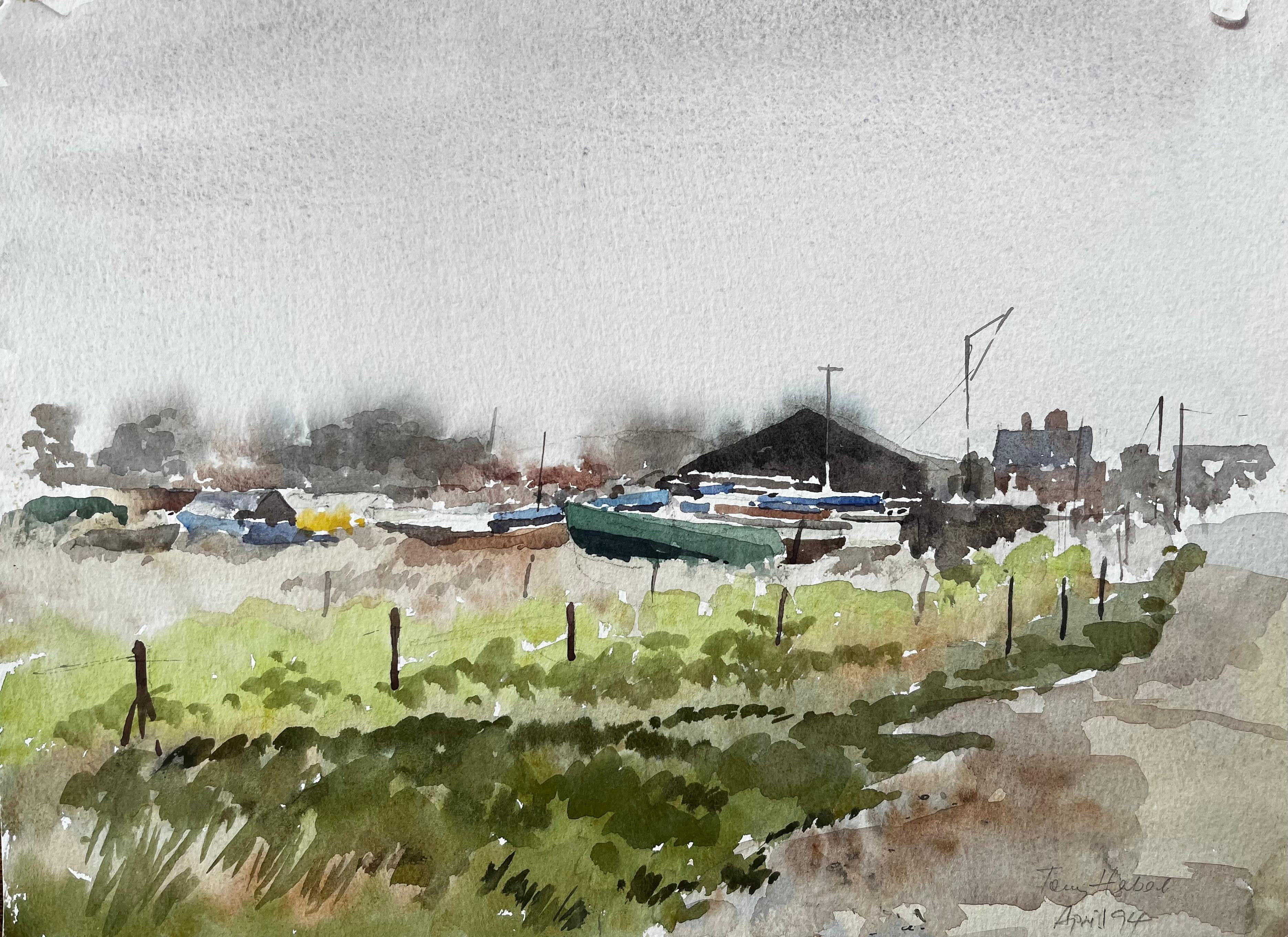 Anthony Herbert Landscape Painting – Bootswerft mit grünem Beiboot und Scheune Suffolk Coastal Scene April 1994