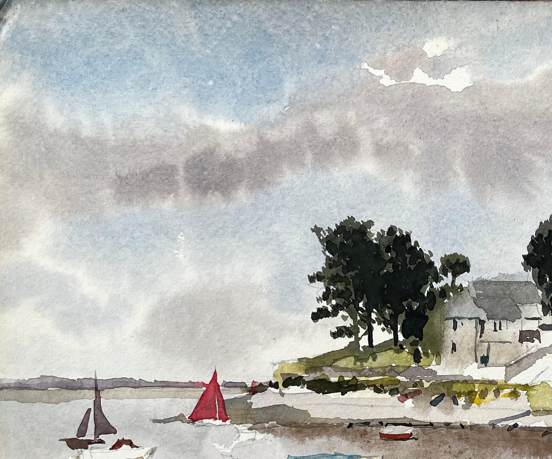 Boote bei Ebbe mit Dorf und Bäumen Borth y Gest Nordwales 1994 (Grau), Landscape Art, von Anthony Herbert