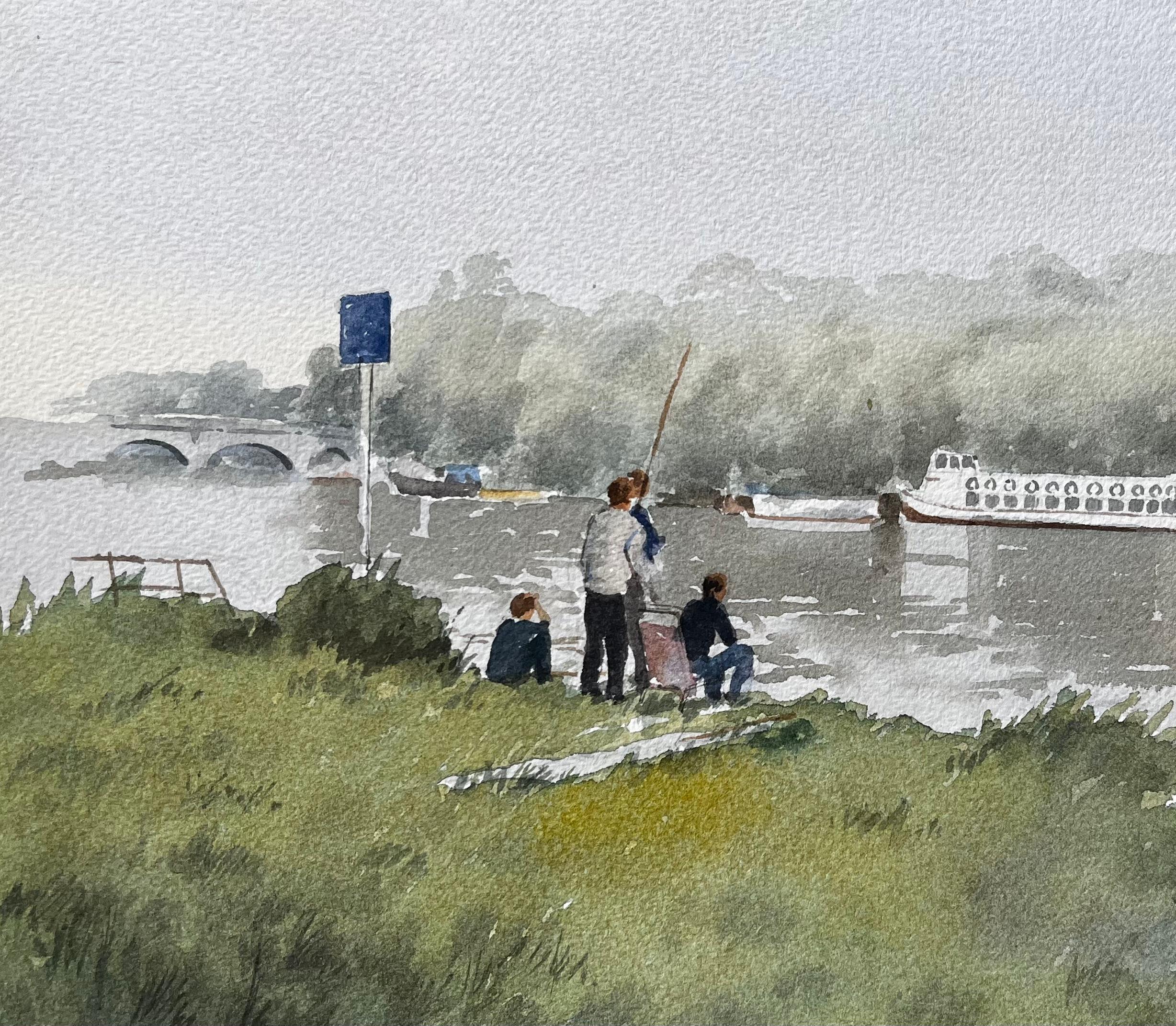Jungen fischen auf der Themse mit Schaufelraddampfer und Brücke in nebliger Ansicht – Painting von Anthony Herbert