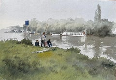 Jungen fischen auf der Themse mit Schaufelraddampfer und Brücke in nebliger Ansicht
