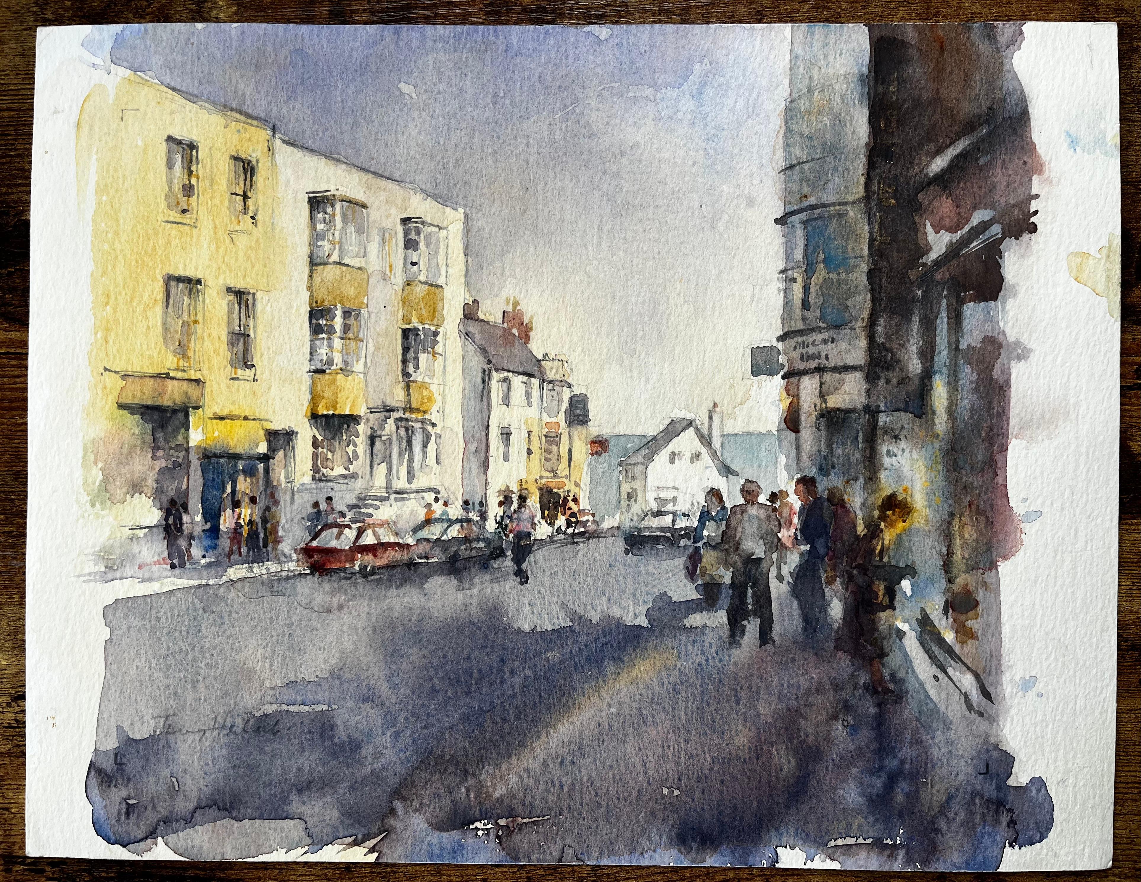 Belebte Hauptstraße mit Figuren Autos und gelben Stadthäusern Aquarell – Art von Anthony Herbert