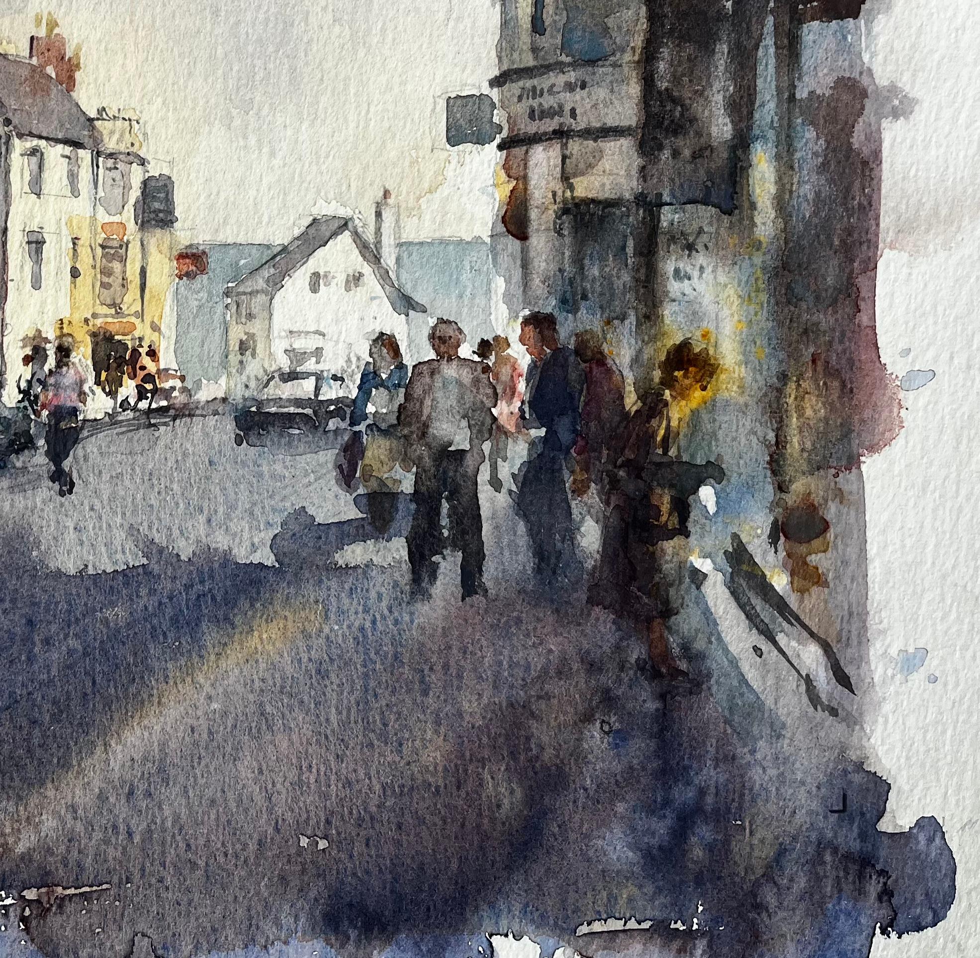 Belebte Hauptstraße mit Figuren Autos und gelben Stadthäusern Aquarell (Impressionismus), Art, von Anthony Herbert